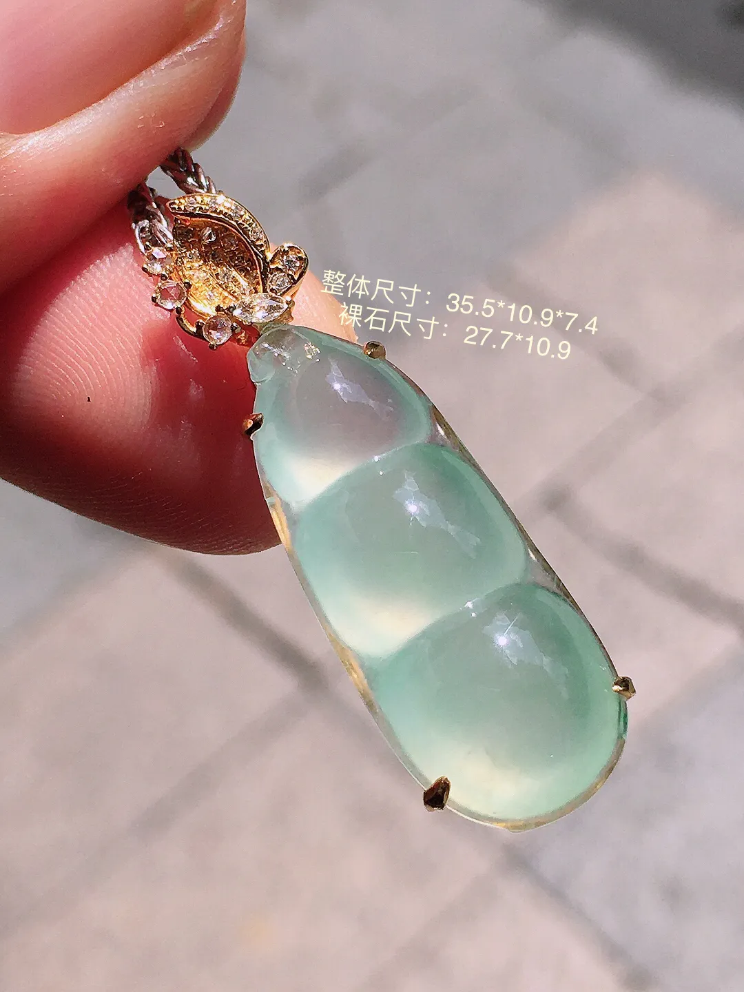冰种底色福豆吊坠，玉质细腻，荧光感超
强，饱满圆润，尽显优雅气质，18k
金豪华镶嵌