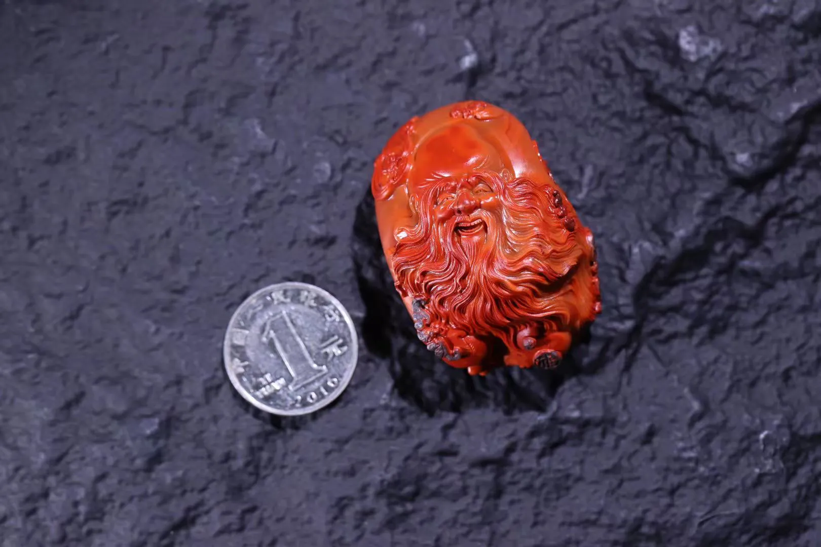 寿星公·精品南红


甄选品质️铁皮包浆巧雕做寿星，利用原皮雕琢，内部包裹着柿子红，整体颜色红正，尽显古朴厚重，️形状饱满大气，寿星公，中国神话中的长寿之神，被视为吉祥的象征，52-36-29mm70.6克。