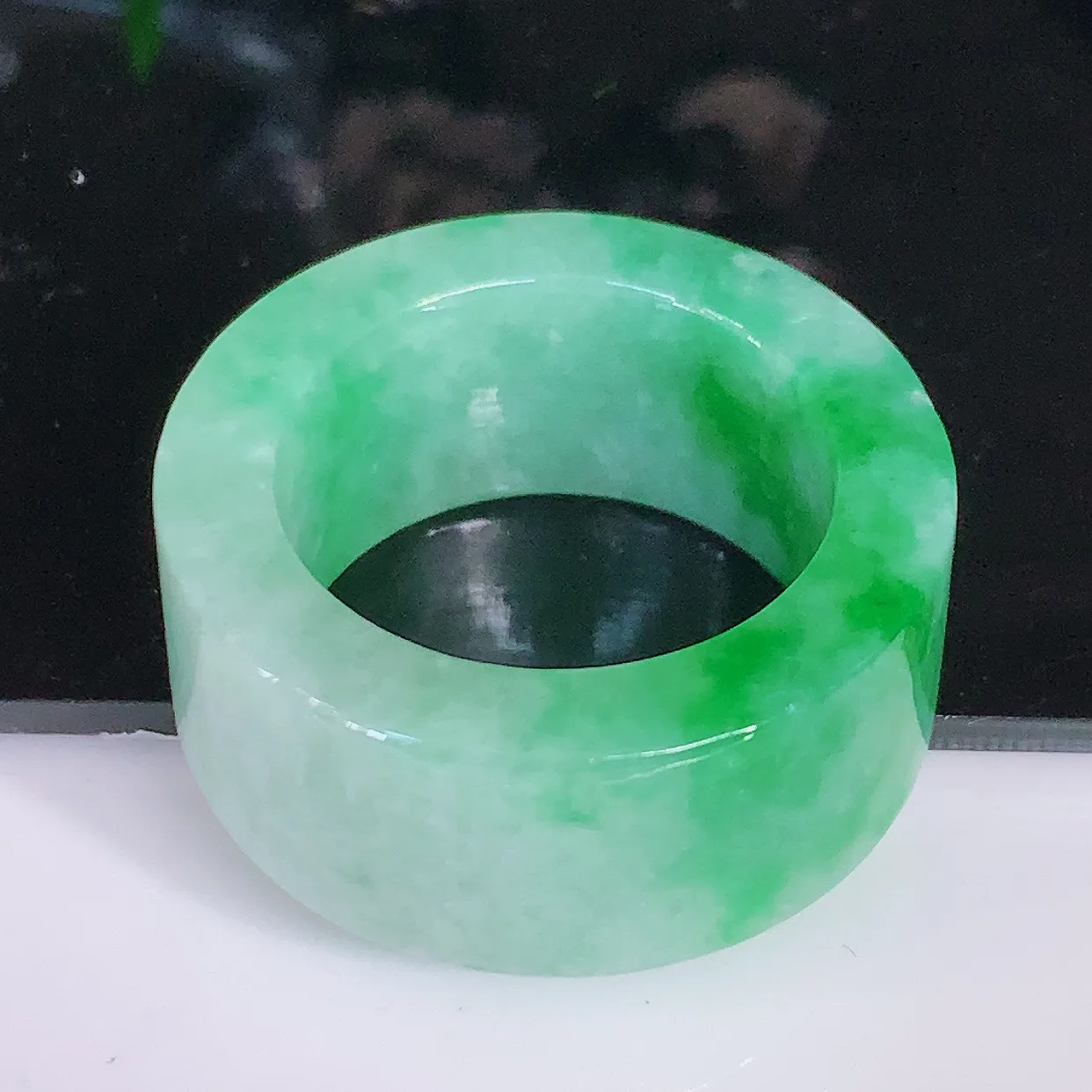 自然光实拍，20.6mm内径翡翠扳指，冰润指环，玉扳指，财源滚滚，玉质细腻起胶，25圈口，种水好！#05.2尺寸20.6*12-4.6