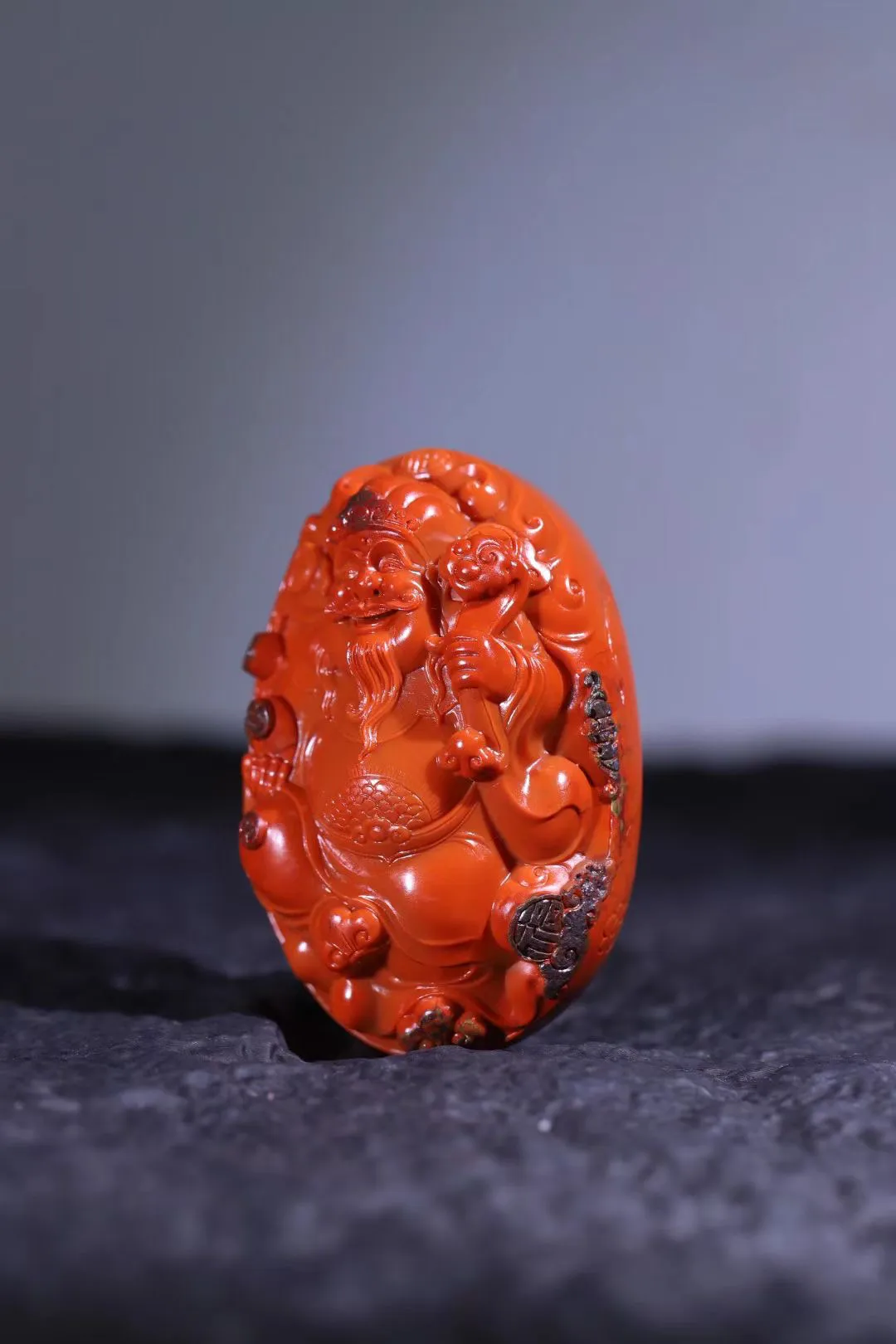 【财神到·南红】
·
纯肉立体瓦西料，柿子红玉质温润细腻，油润十足，雕工精致写实，财神爷面容慈祥，慈眉长须，亲切可爱，福气到，财神到，财富来，金银满屋贵气足，粟米满仓吃穿不愁，100.5克，63-43-25mm。