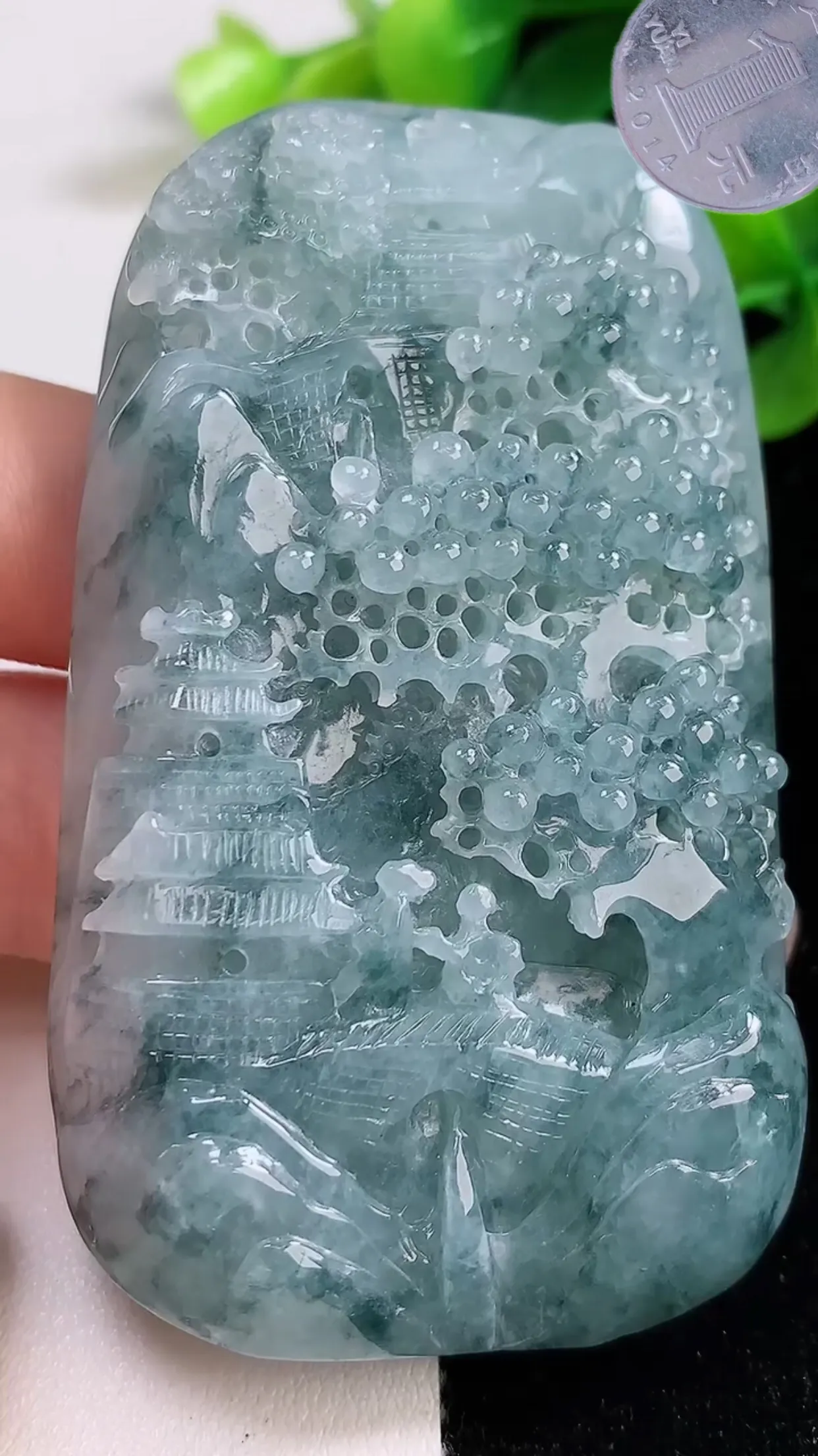 缅甸天然翡翠a货 老坑料起胶冰润 飘花意境山水牌吊坠，尺寸72-42-12.7mm  y 82.56