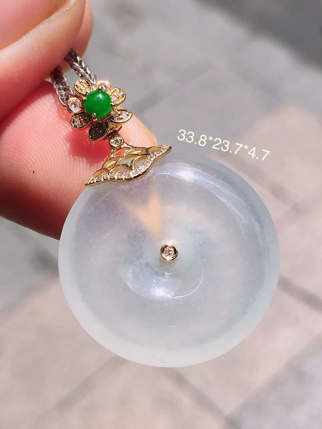 冰种平安扣吊坠，玉质细腻，荧光感超
强，饱满圆润，尽显优雅气质，18k
金豪华镶嵌