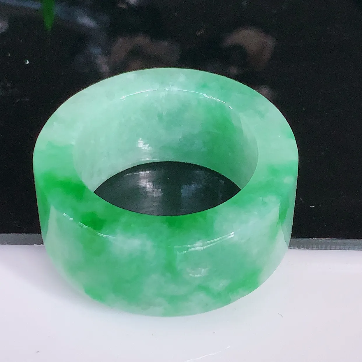 自然光实拍，20.6mm内径翡翠扳指，冰润指环，玉扳指，财源滚滚，玉质细腻起胶，25圈口，种水好！#05.2尺寸20.6*12-4.6