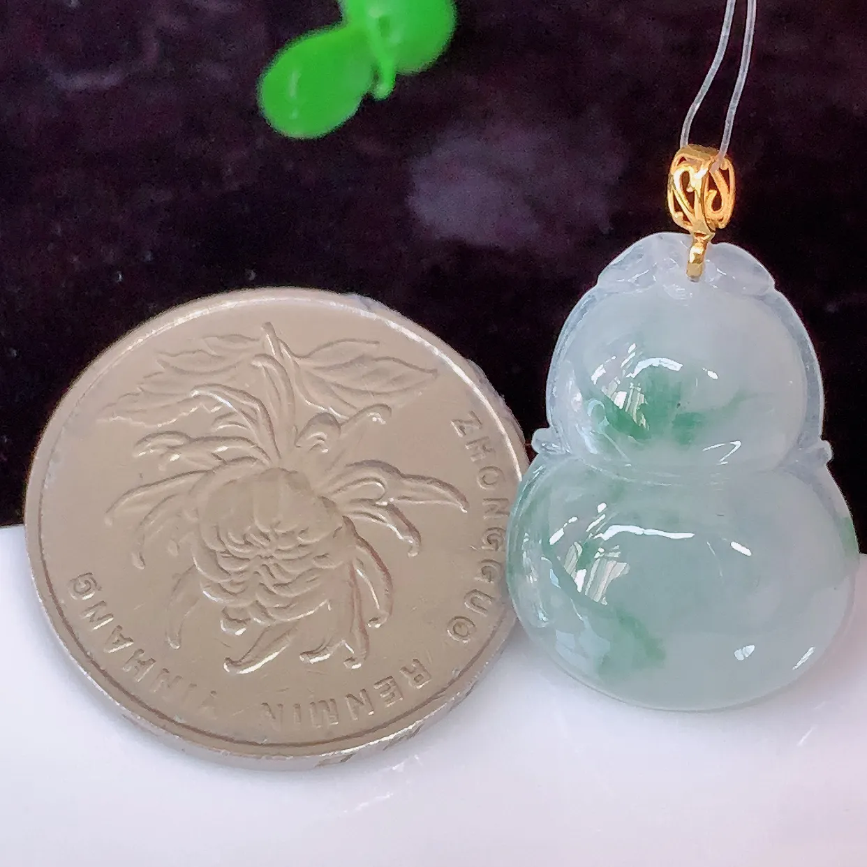 18K金镶嵌冰种飘花翡翠葫芦吊坠，葫芦寓意福禄双全，财源滚滚，佩戴效果优雅迷人！#49.2