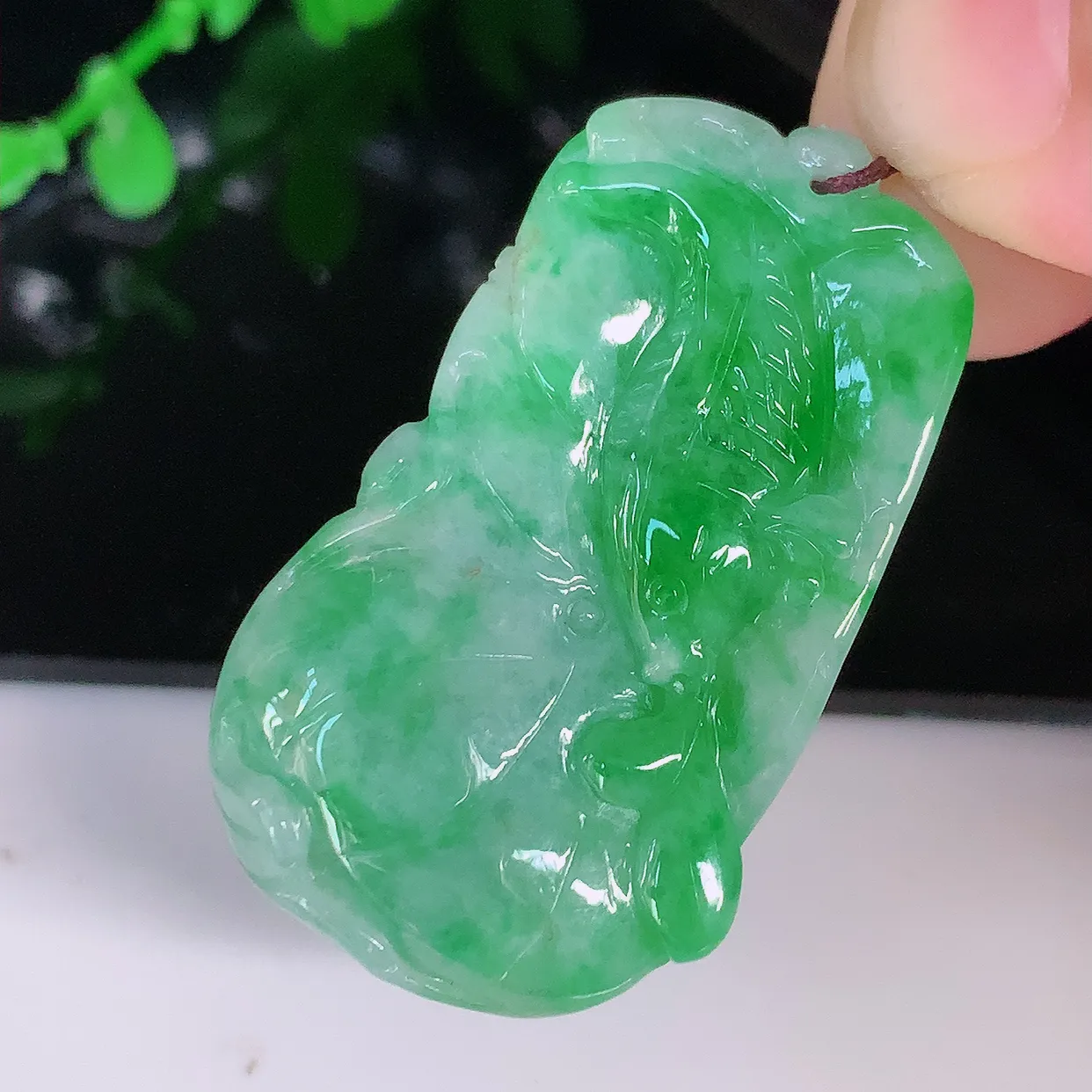 自然光实拍，冰润飘绿翡翠荷叶鱼、年年有余玉吊坠，寓意财源广进，雕工婉约，栩栩如生，佩戴优雅迷人！#05.2