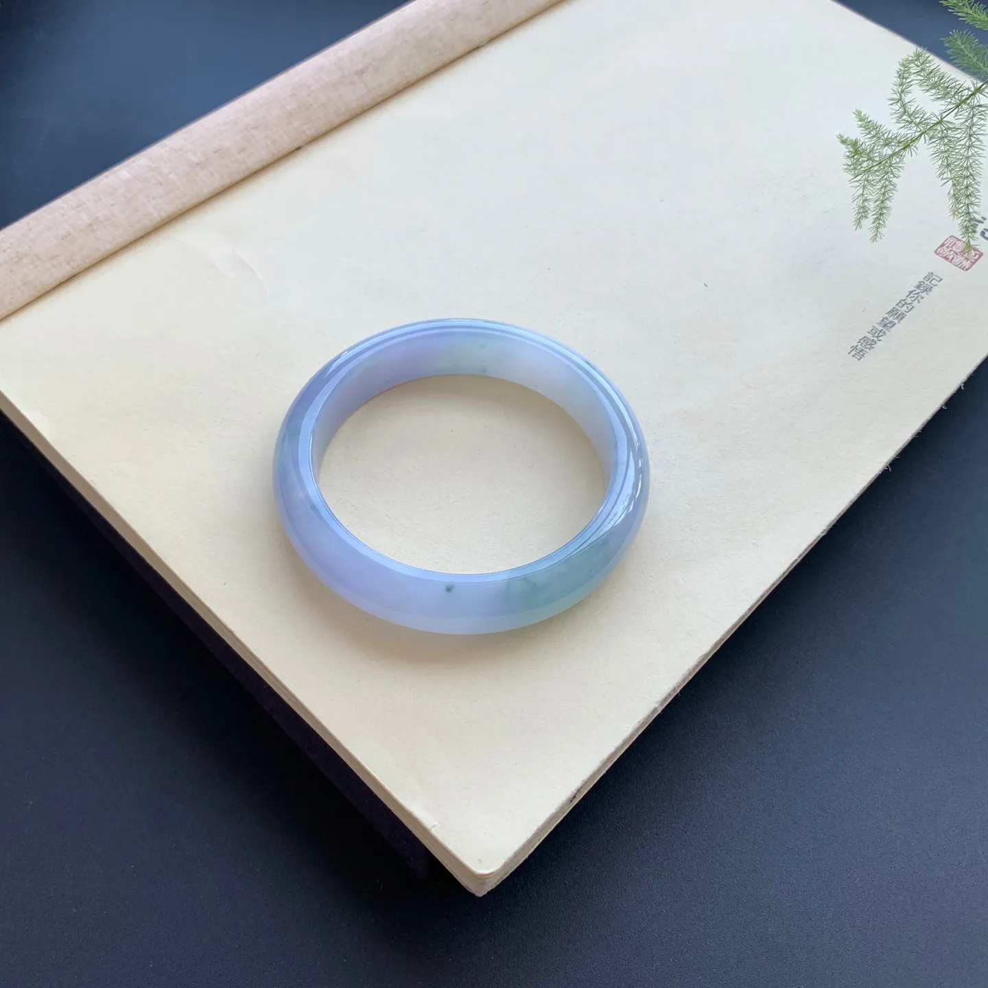 57.2圈口紫罗兰飘花正圈手镯 尺寸：57.2-13-8.2，无纹裂，色泽仙美，细腻釉洁