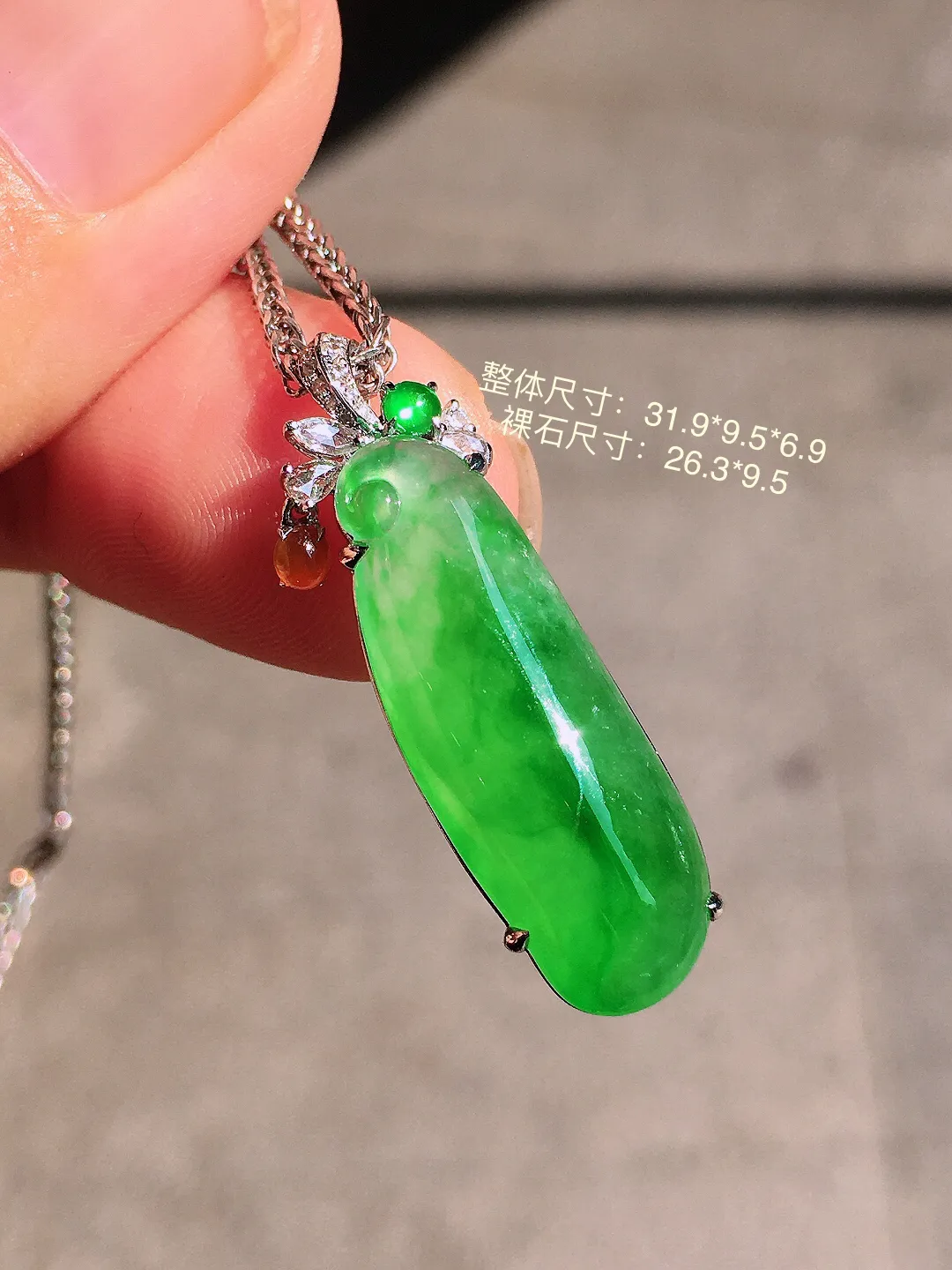 阳绿福瓜吊坠，色泽均匀艳丽，玉质细腻，荧光感超
强，饱满圆润，尽显优雅气质，18k
金豪华镶嵌
