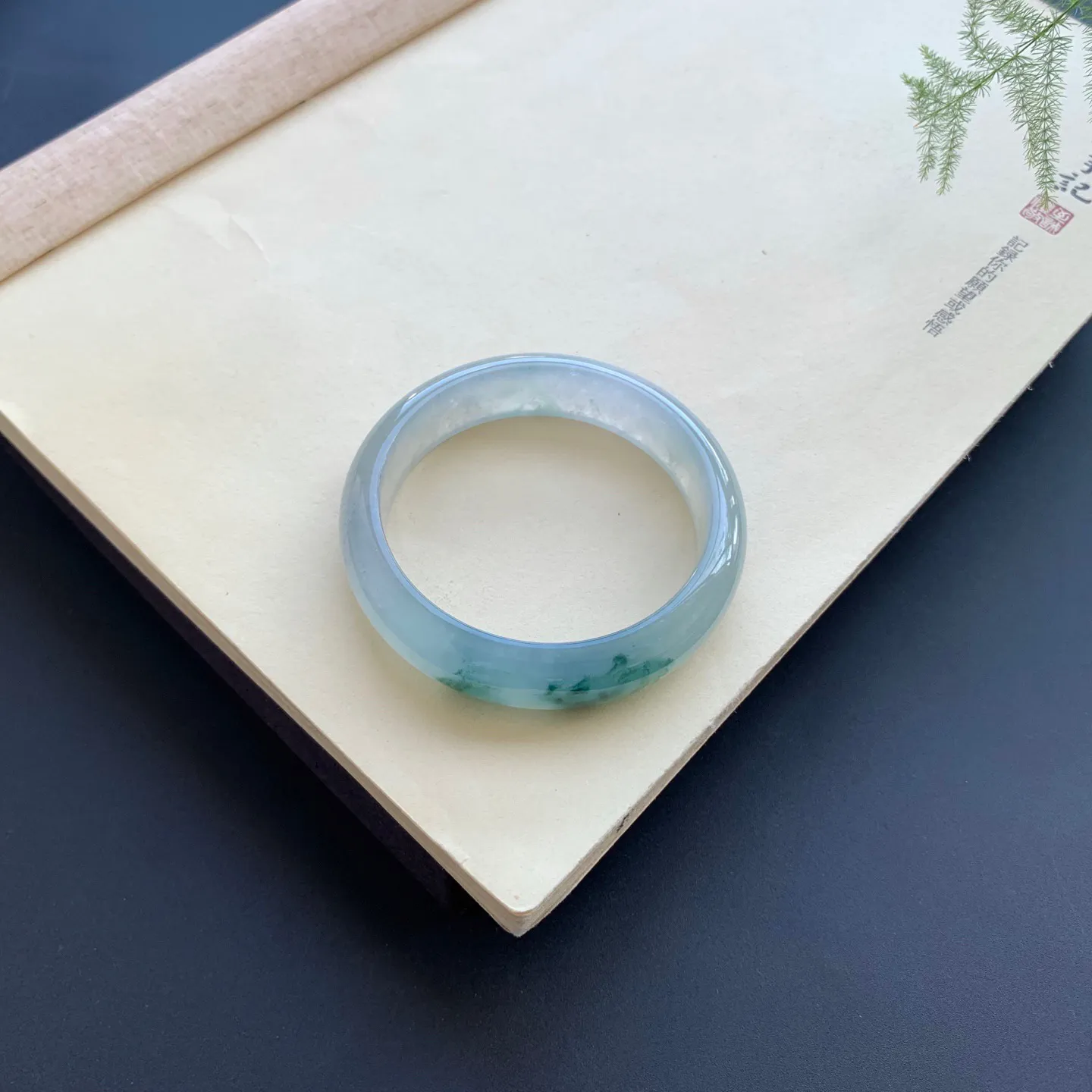 54圈口冰飘花正圈手镯 尺寸：54-13.8-7.3，无纹裂，水润透亮，花色浓郁