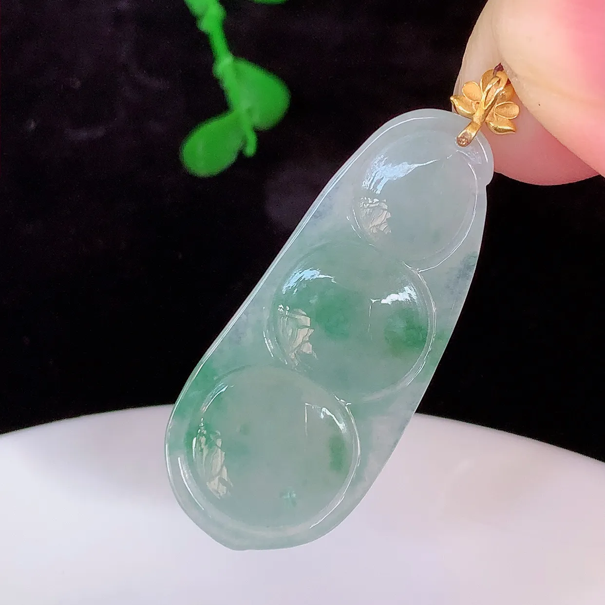 自然光实拍，18K金镶嵌冰种飘花翡翠福豆吊坠，平安豆福豆玉坠，冰润通透，豆粒饱满，寓意：豆蔻年华！#38.2整体41.5裸石36.5*15.8*5.6