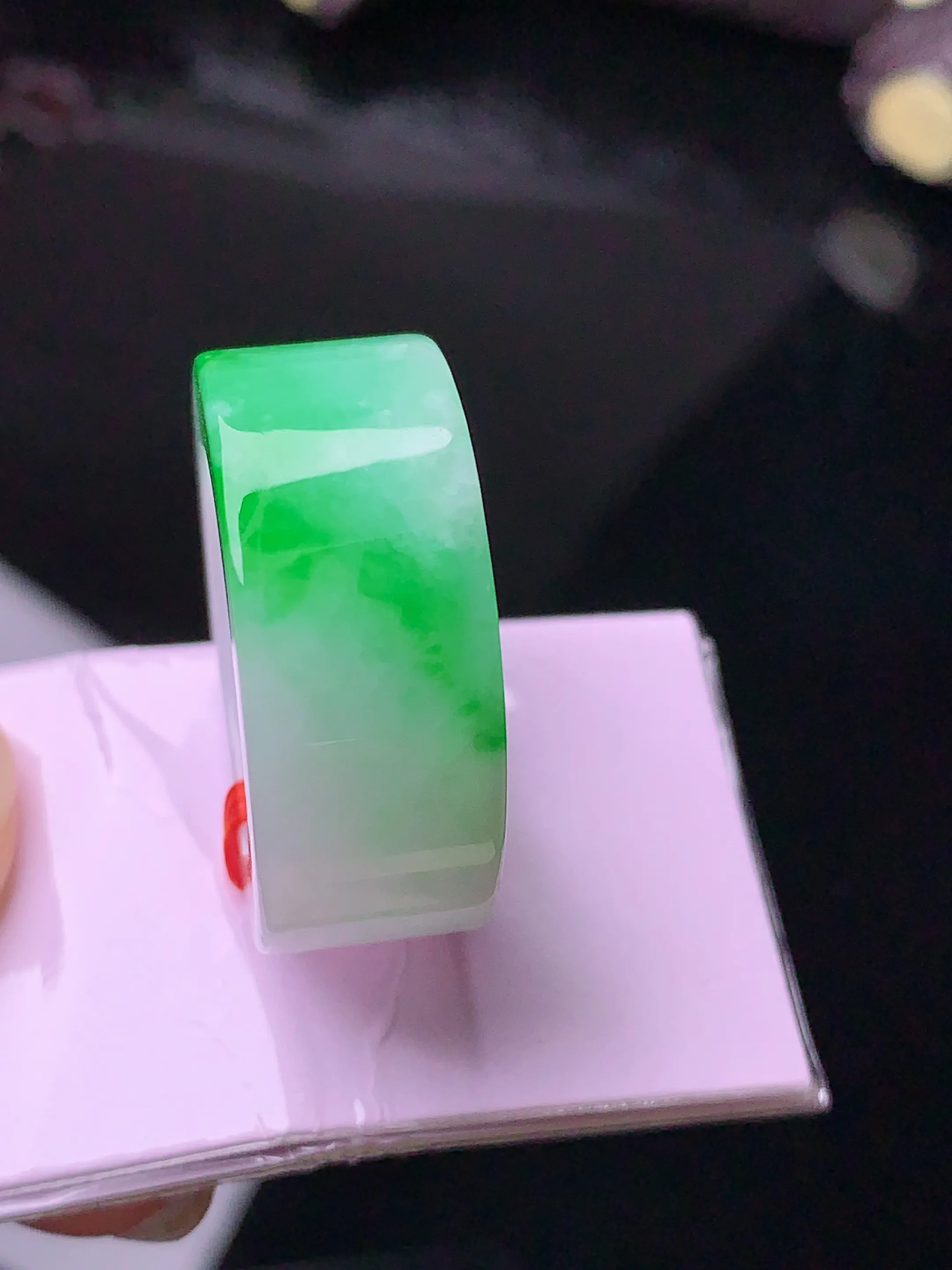 飘绿指环 玉质细腻 色泽艳丽 圈口14 整体尺寸25.5*10*4.1