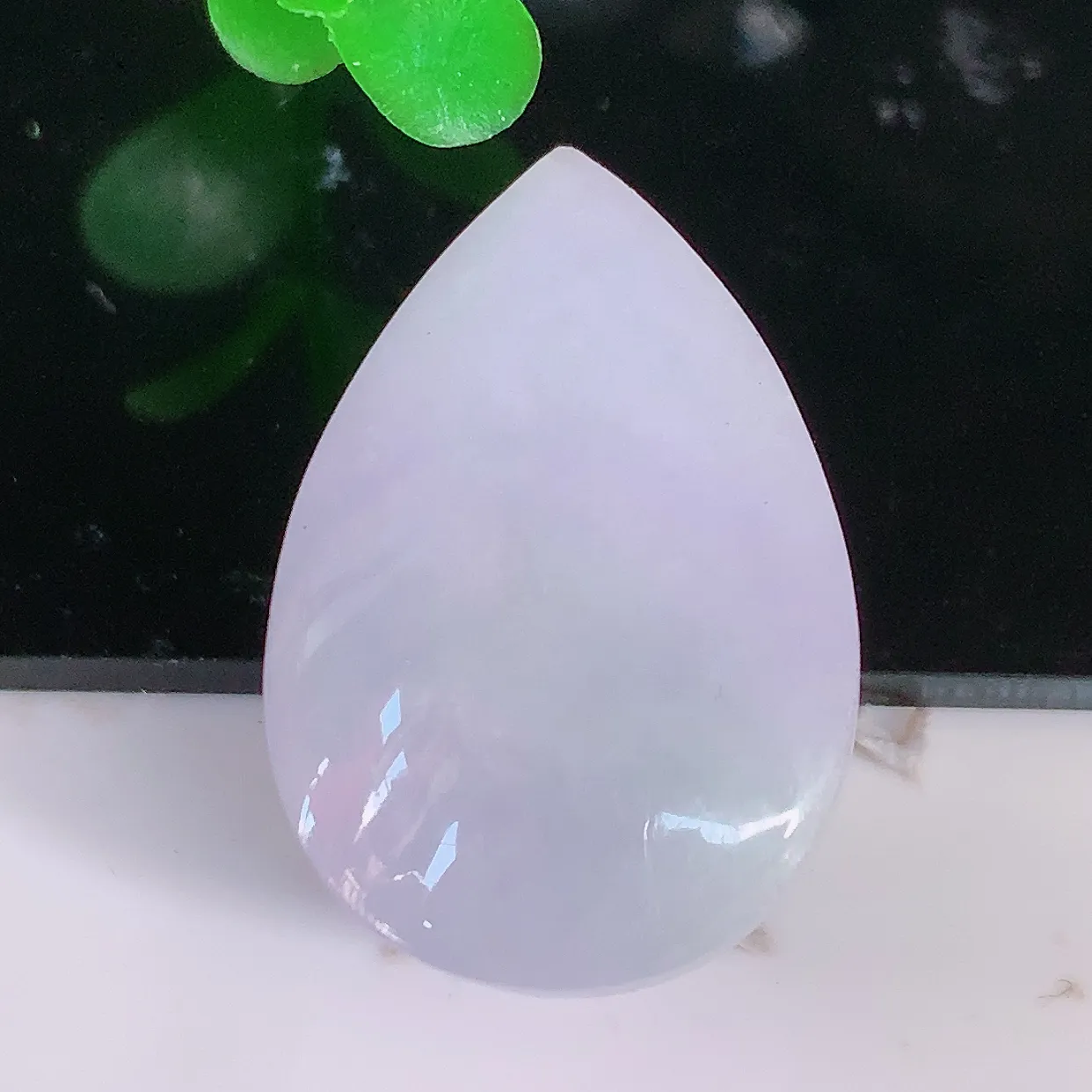 自然光实拍，水润紫罗兰翡翠水滴吊坠，翠色灵动，玉质细腻，颜色漂亮，品相佳，佩戴佳品！#1.2