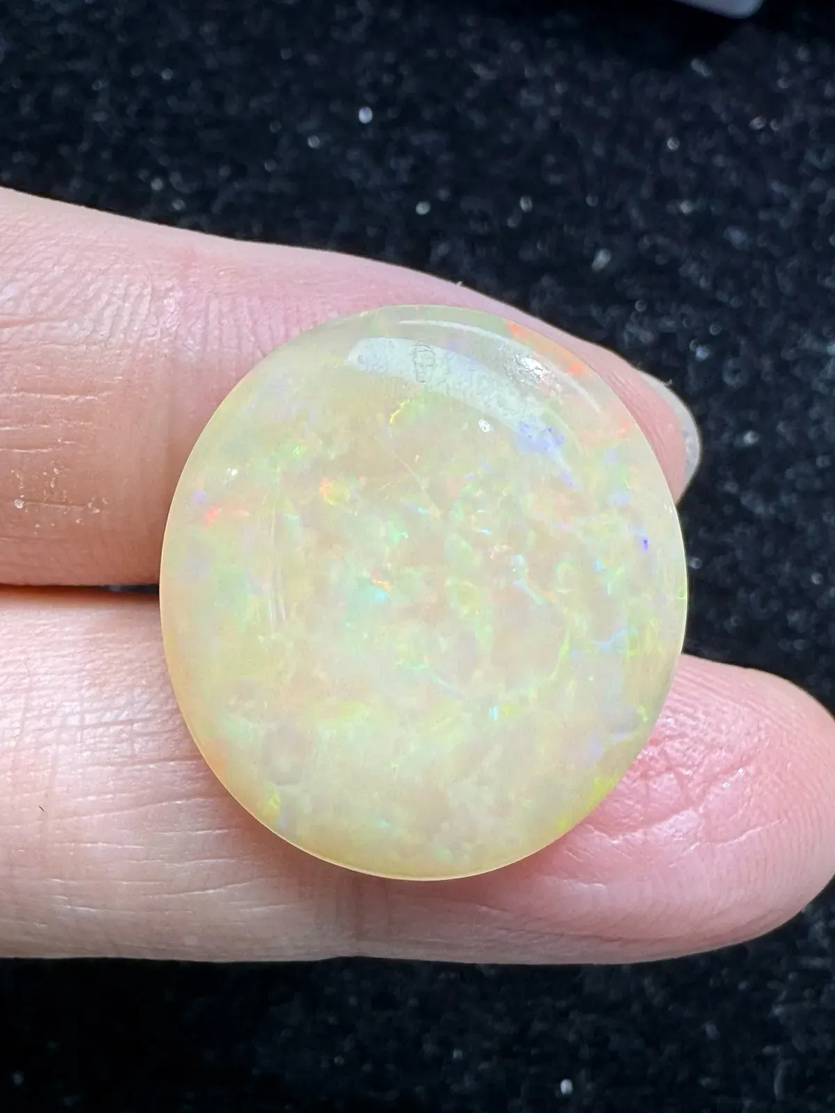 21.51ct天然彩欧泊裸石，尺寸23.2*21.3*9.3mm，颜色美艳，油画般色彩，火彩足。