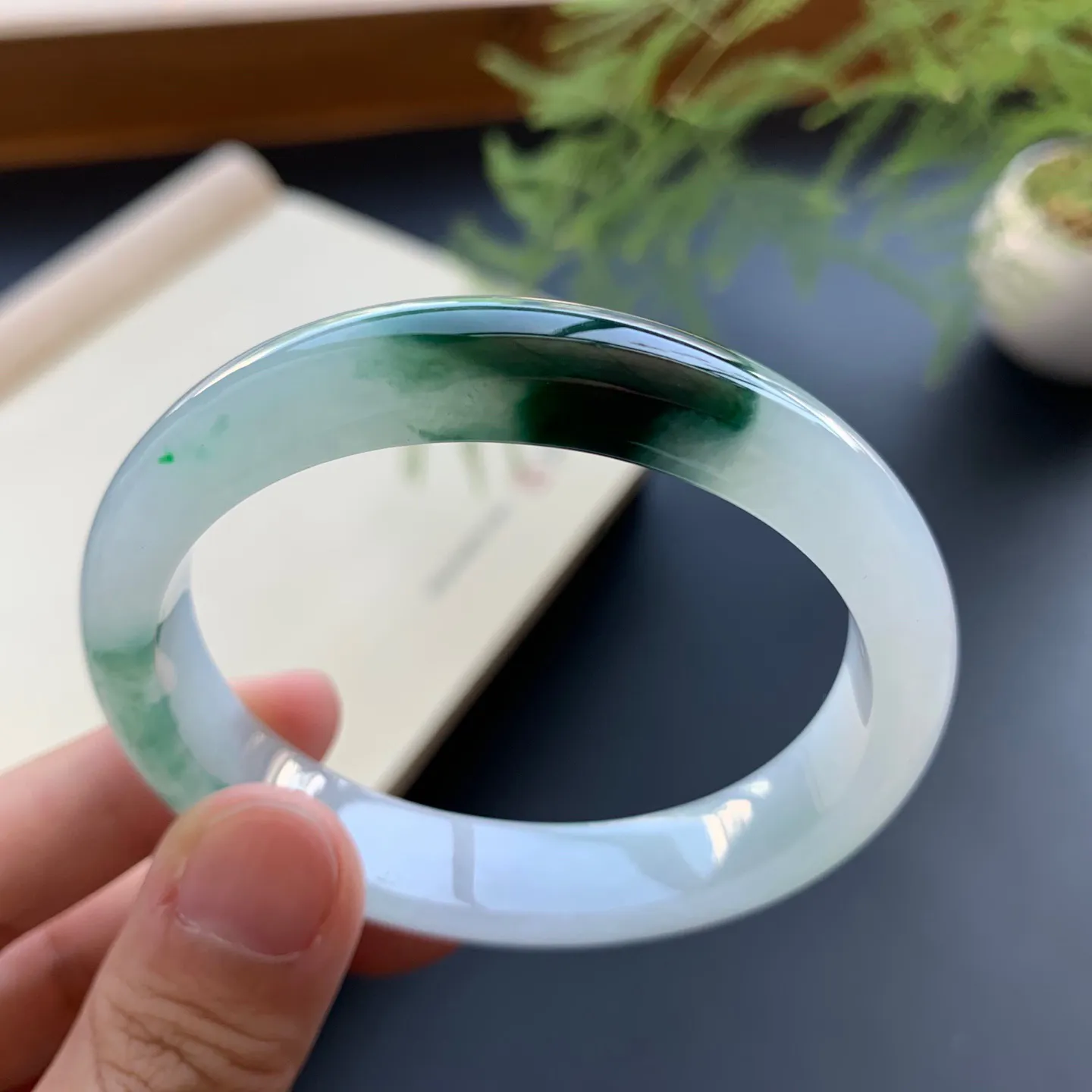 53.8圈口飘花贵妃手镯 尺寸：53.8-47.5-11.3-7，无纹裂，细腻起胶，水润光滑