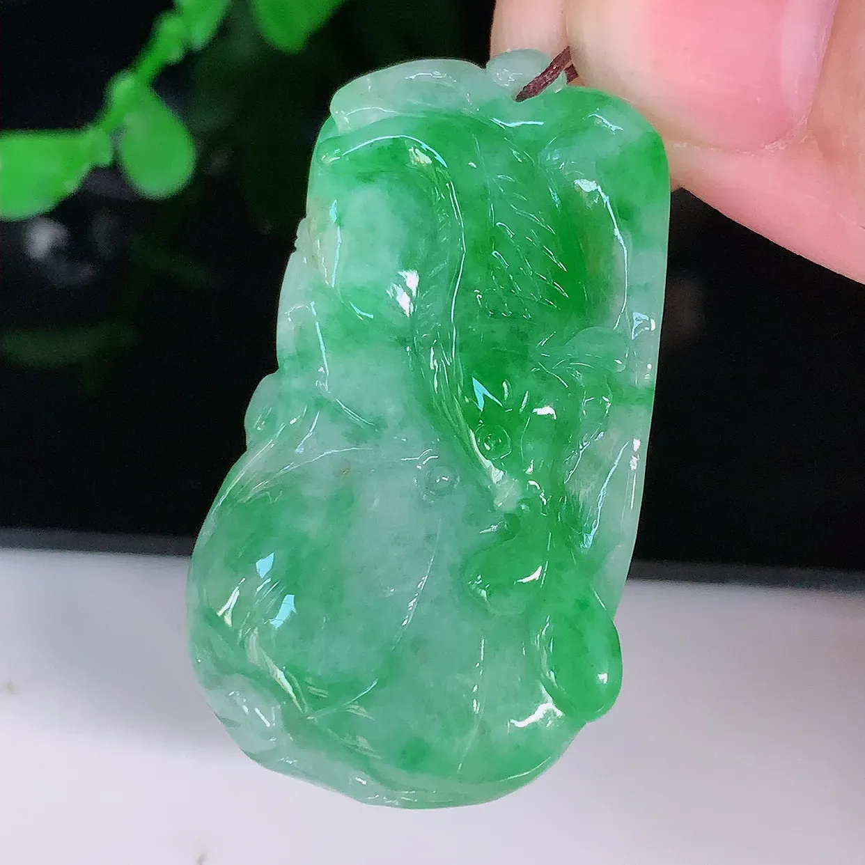 自然光实拍，冰润飘绿翡翠荷叶鱼、年年有余玉吊坠，寓意财源广进，雕工婉约，栩栩如生，佩戴优雅迷人！#0