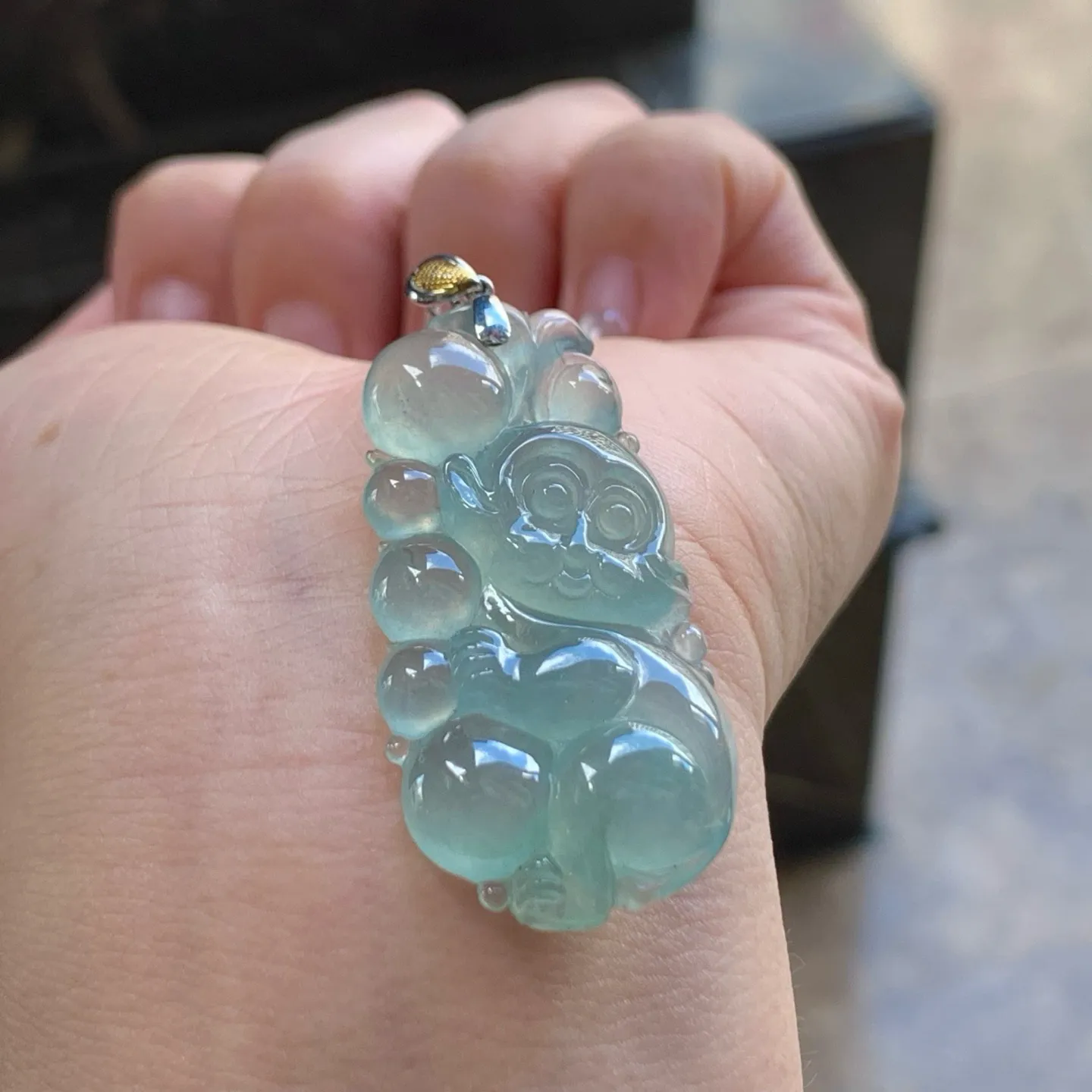 冰晴灵猴献寿
底色漂亮 种好水足 金扣
