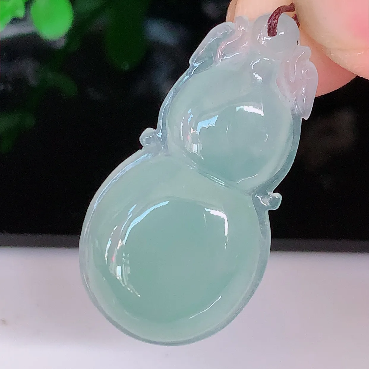自然光实拍，冰种翡翠葫芦吊坠，葫芦寓意福禄双全，财源滚滚，饱满，清新脱俗，佩戴效果优雅迷人！#57.2