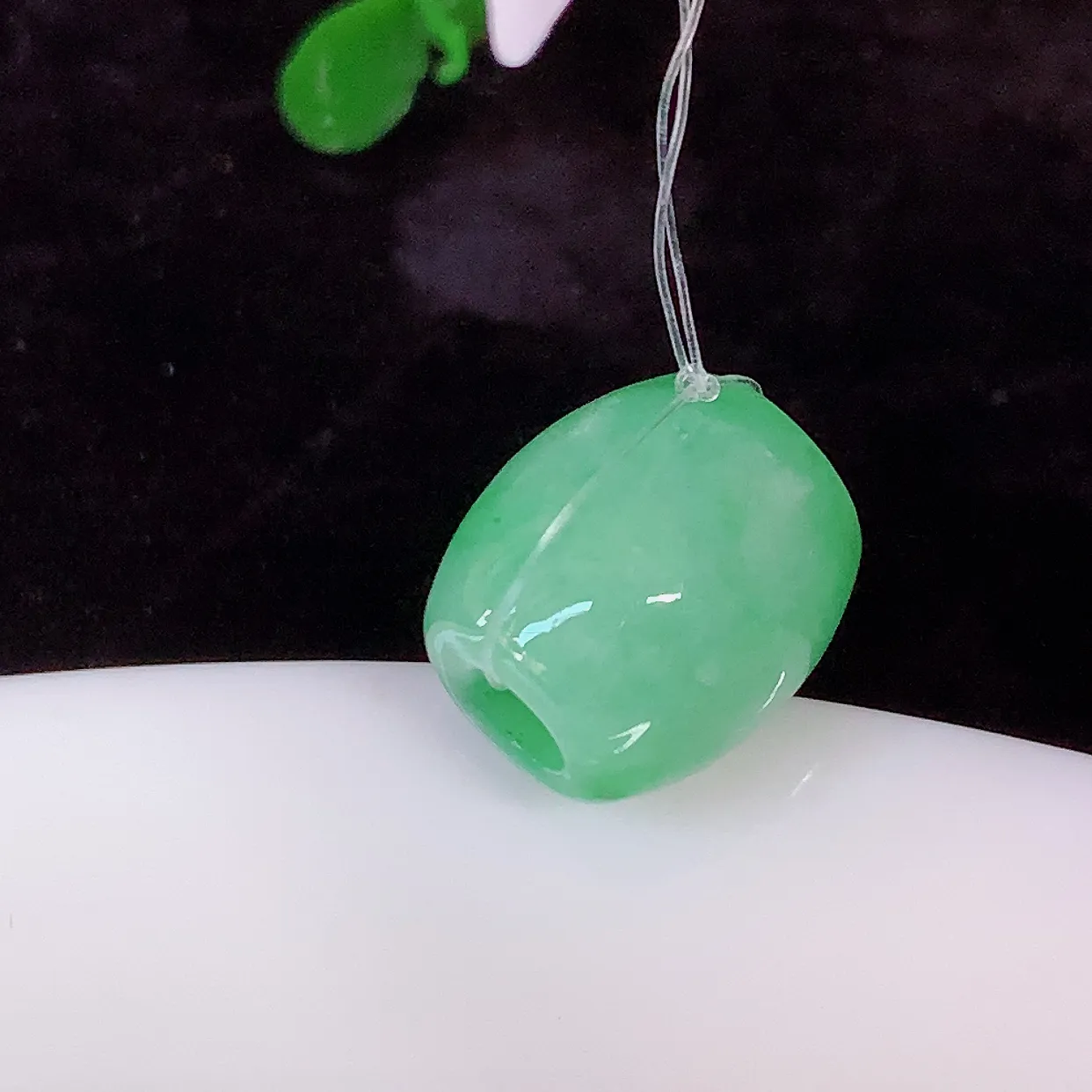 自然光实拍，冰润飘绿翡翠路路通吊坠，寓意时来运转、财源滚滚，款式新颖时尚，日常百搭的款！配图银链#49.2