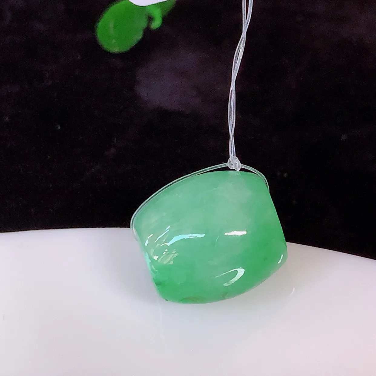 自然光实拍，冰润飘绿翡翠路路通吊坠，寓意时来运转、财源滚滚，款式新颖时尚，日常百搭的款！配图银链#49.2