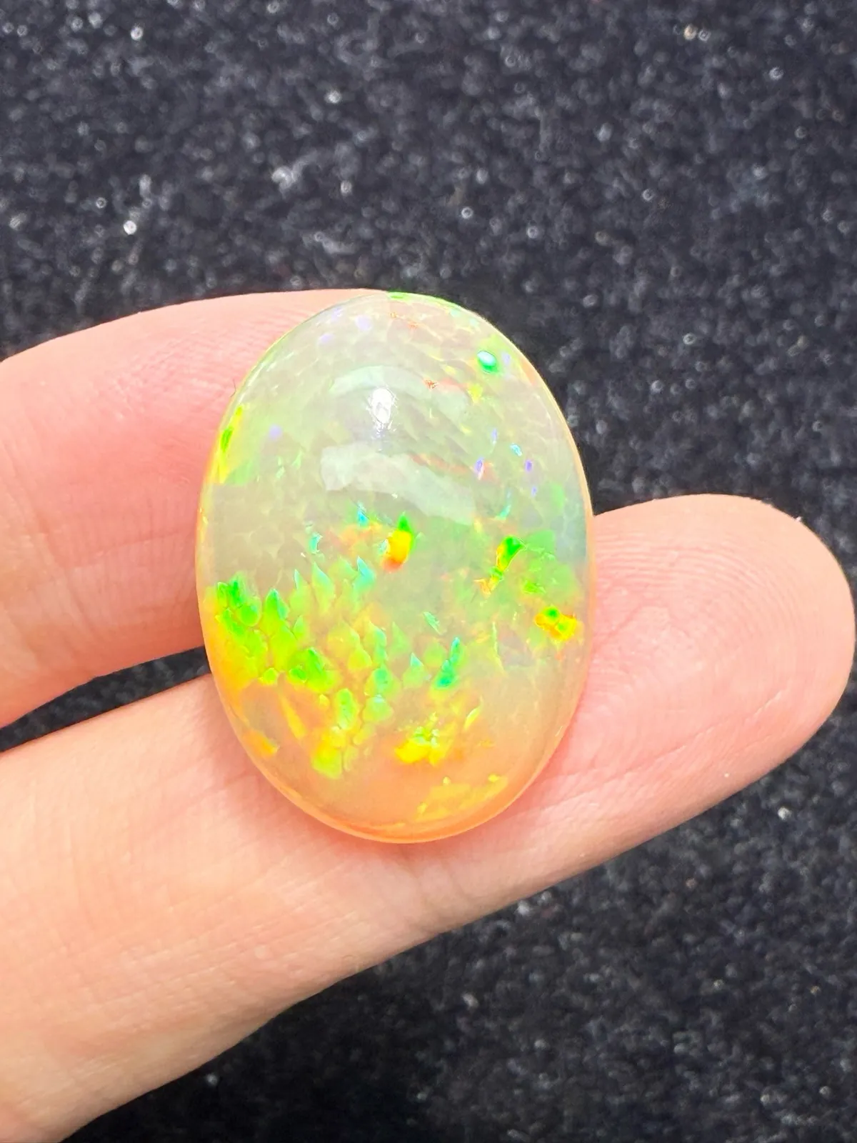 16.34ct天然彩欧泊裸石，原皮，尺寸23.9*17.5*9.3mm，颜色美艳，油画般色彩，火彩足