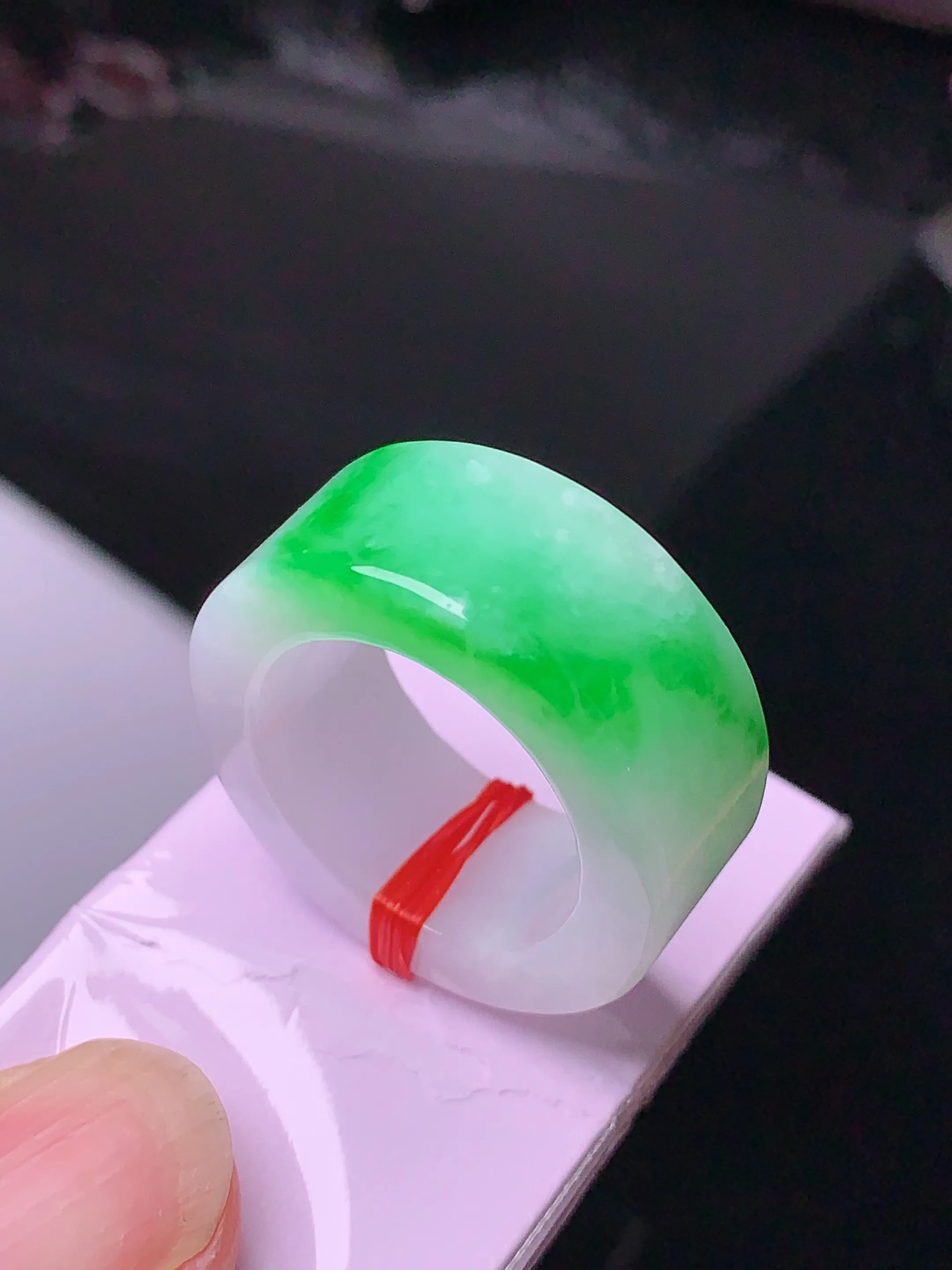 飘绿指环 玉质细腻 色泽艳丽 圈口14 整体尺寸25.5*10*4.1