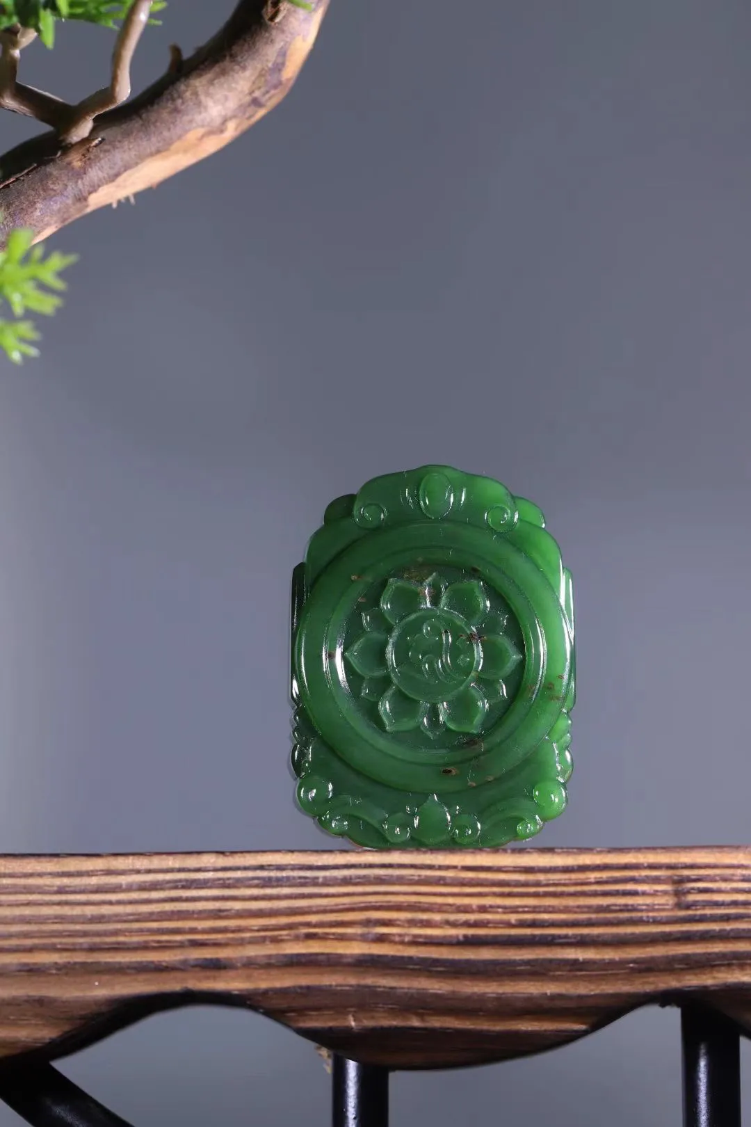 「硬核收藏」方正的碧玉料子堪称一绝
是那种深邃而迷人的菠菜绿，绿得沉稳、绿得高贵；
细腻得仿佛在抚摸光滑的绸缎；料子内部结构紧密，纯净度极高；

在市场上，如此优质的碧玉料子本就稀缺，而能被打造成观音牌这般精妙造型的更是难得。
53-39-18mm，74g