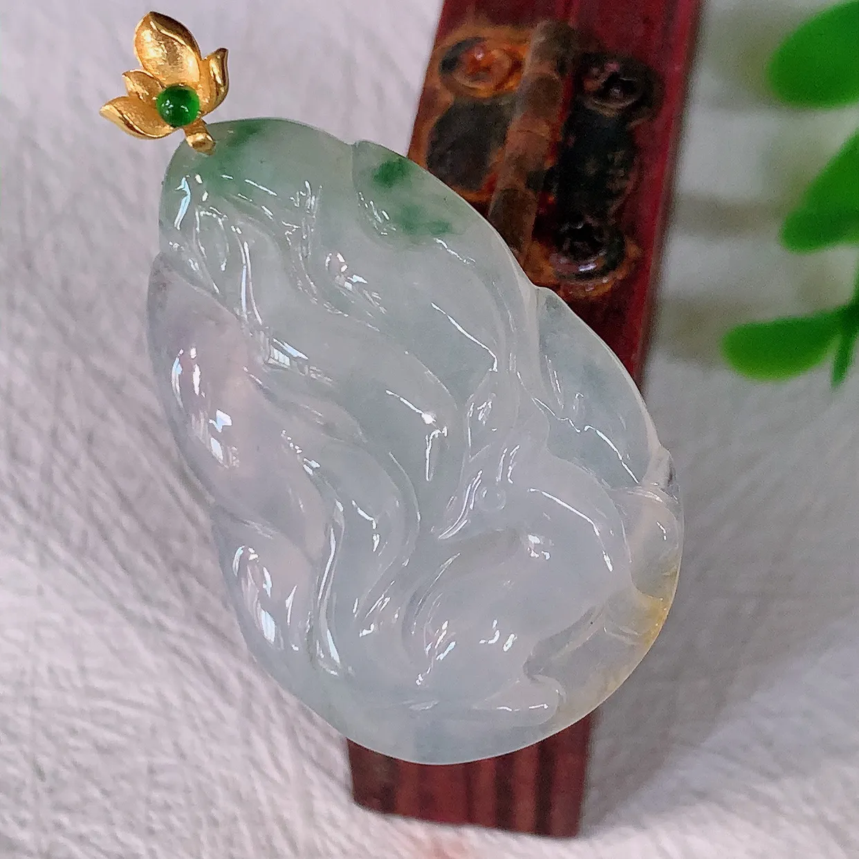 18k金镶嵌冰种黄加绿翡翠狐狸吊坠，沁人心脾，精致典雅的设计，为佩戴者，增添色彩，送礼自留都是佳品选择！#1.2