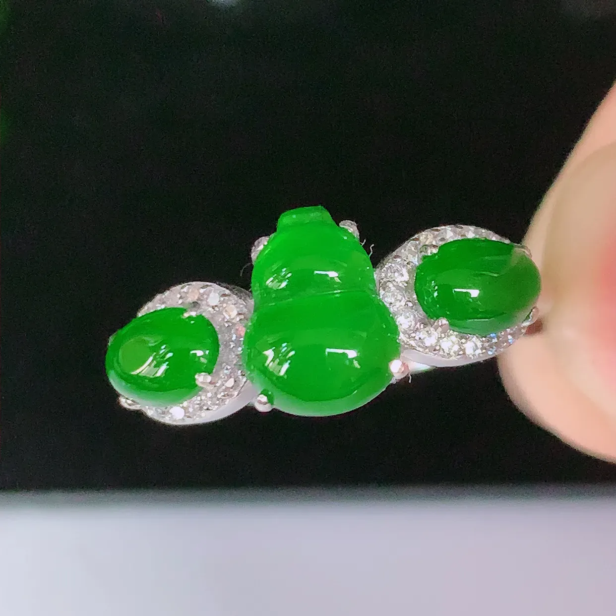 冰透满绿葫芦翡翠925银镶嵌戒指，自然光实拍，翠色灵动，颜色漂亮，种老水足，品相佳，佩戴佳品！#97