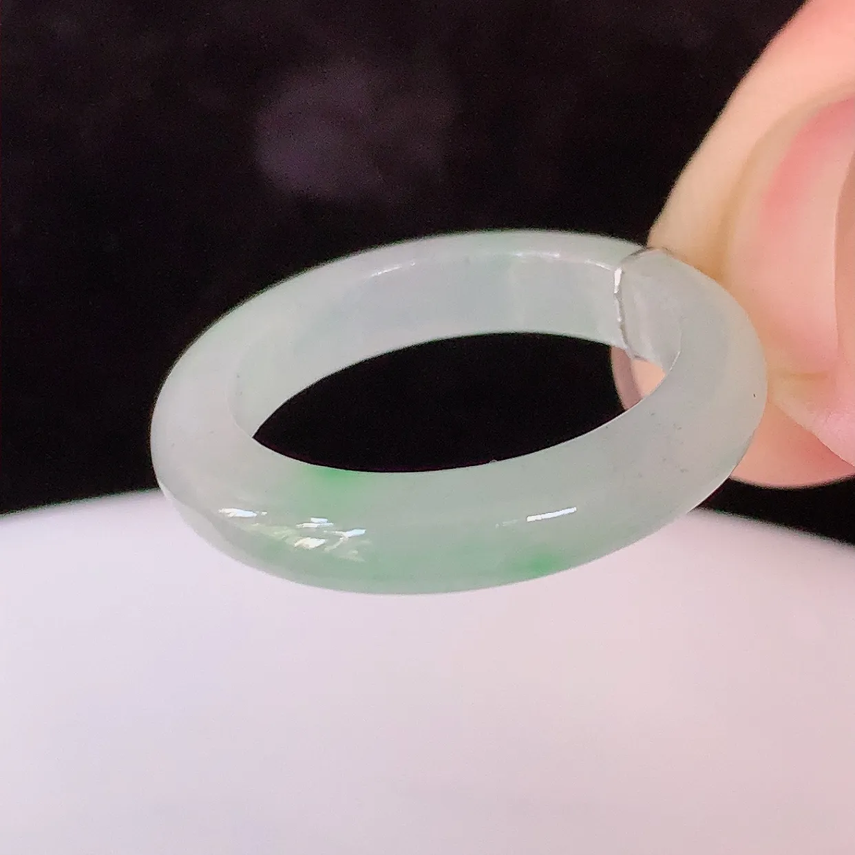 自然光实拍，18.8mm内径冰飘绿翡翠指环，玉戒指，玉质莹润，好精美好冰润的指环，19圈口，上手纤巧！#38.2尺寸18.8-4.3-3.3