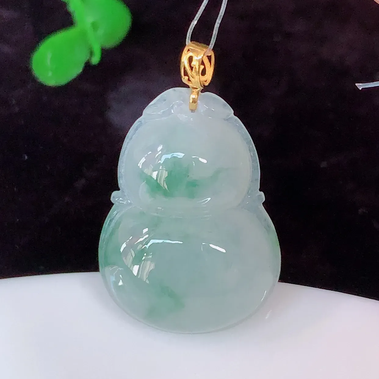 18K金镶嵌冰种飘花翡翠葫芦吊坠，葫芦寓意福禄双全，财源滚滚，佩戴效果优雅迷人！#49.2