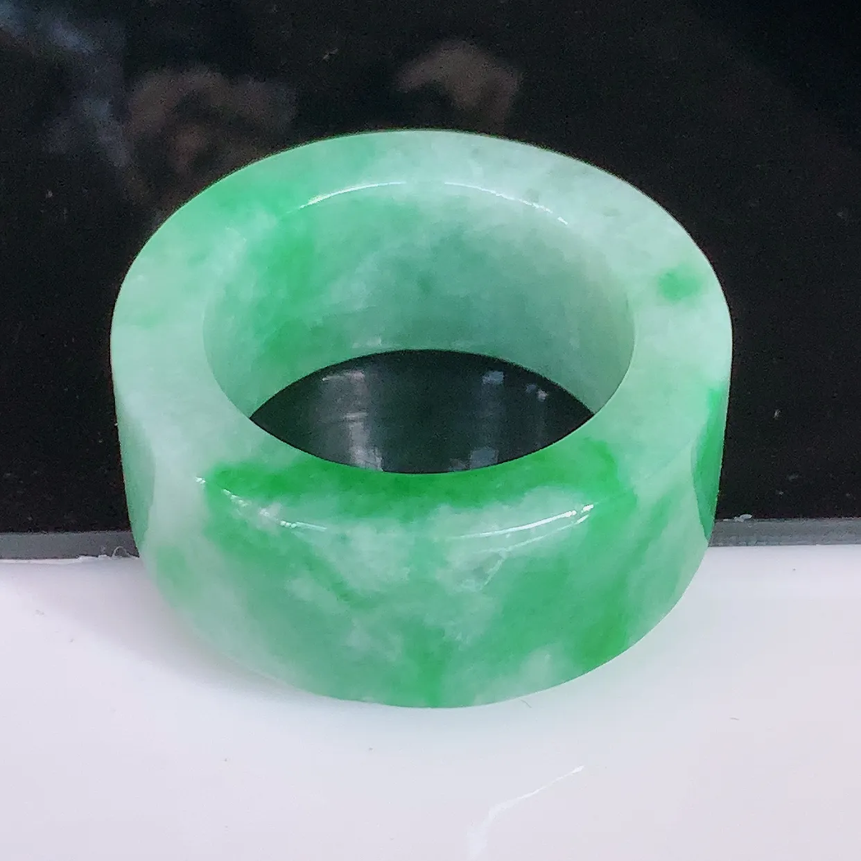 自然光实拍，20.6mm内径翡翠扳指，冰润指环，玉扳指，财源滚滚，玉质细腻起胶，25圈口，种水好！#05.2尺寸20.6*12-4.6