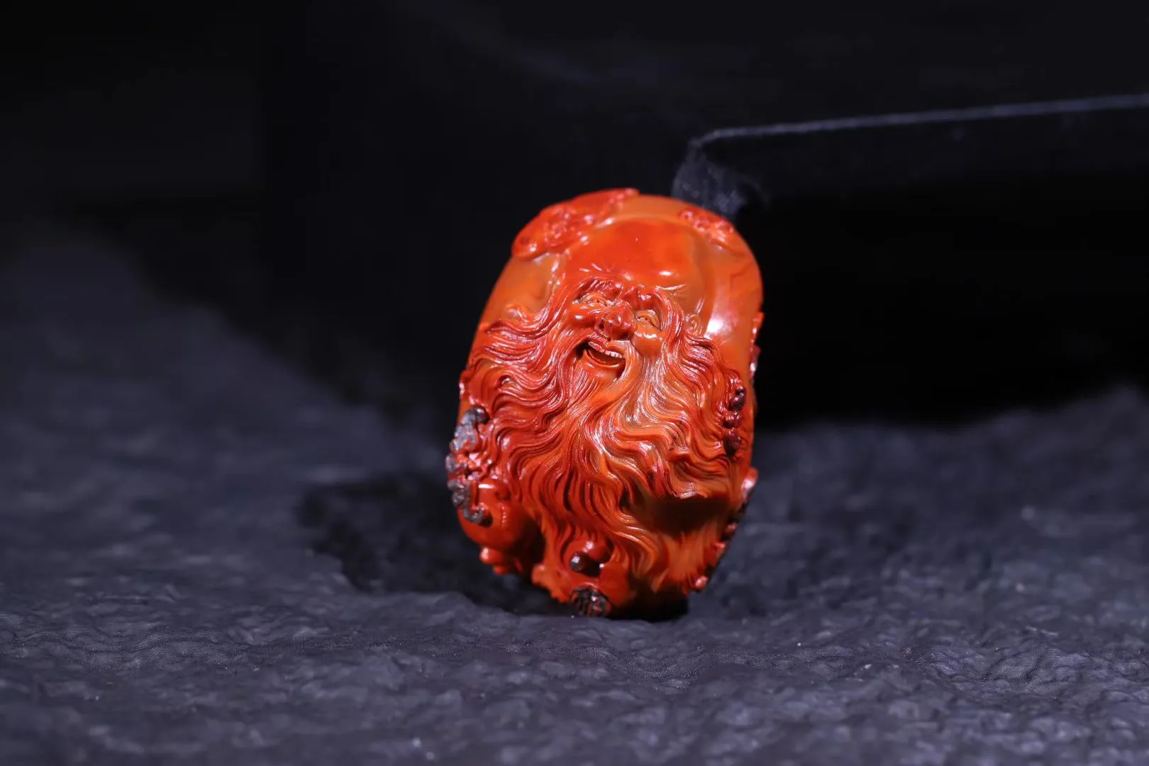 寿星公·精品南红


甄选品质️铁皮包浆巧雕做寿星，利用原皮雕琢，内部包裹着柿子红，整体颜色红正，尽显古朴厚重，️形状饱满大气，寿星公，中国神话中的长寿之神，被视为吉祥的象征，52-36-29mm70.6克。