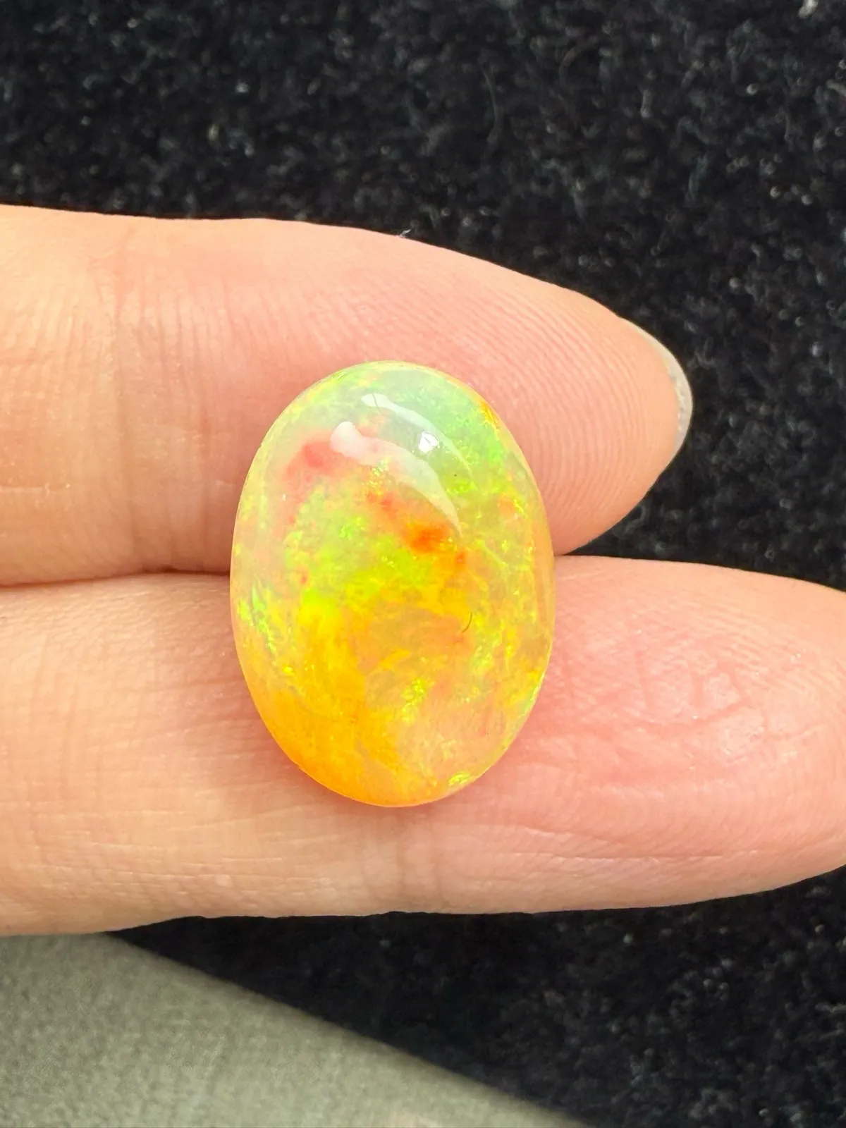 9.285ct天然彩欧泊裸石，尺寸17.8*12.9*8.1mm，颜色美艳，油画般色彩，火彩足。