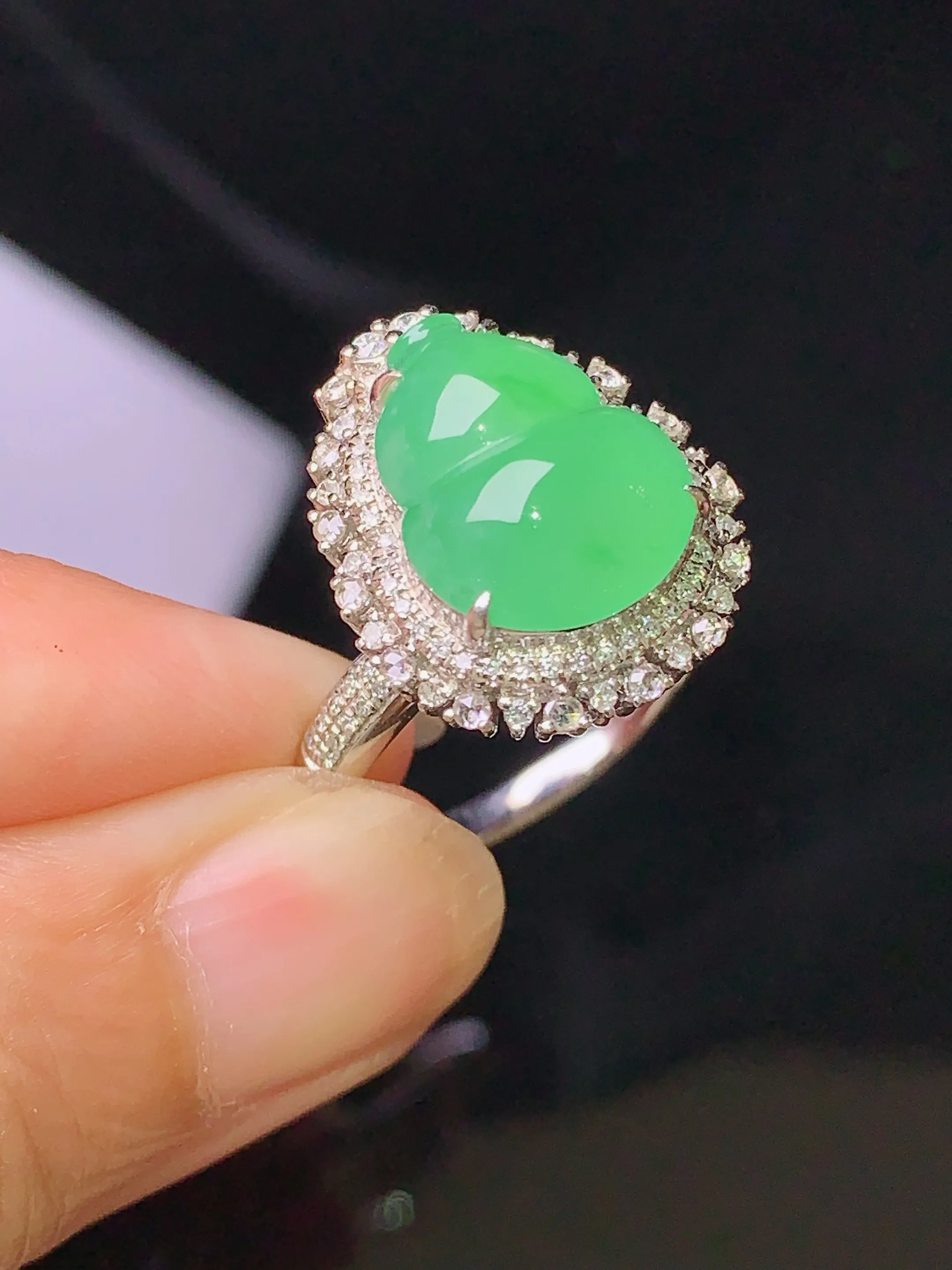18k金钻镶嵌翠绿葫芦戒指吊坠两用款 玉质细腻 色泽清新艳丽 圈口14.5 整体尺寸25.5*15.3*11.5