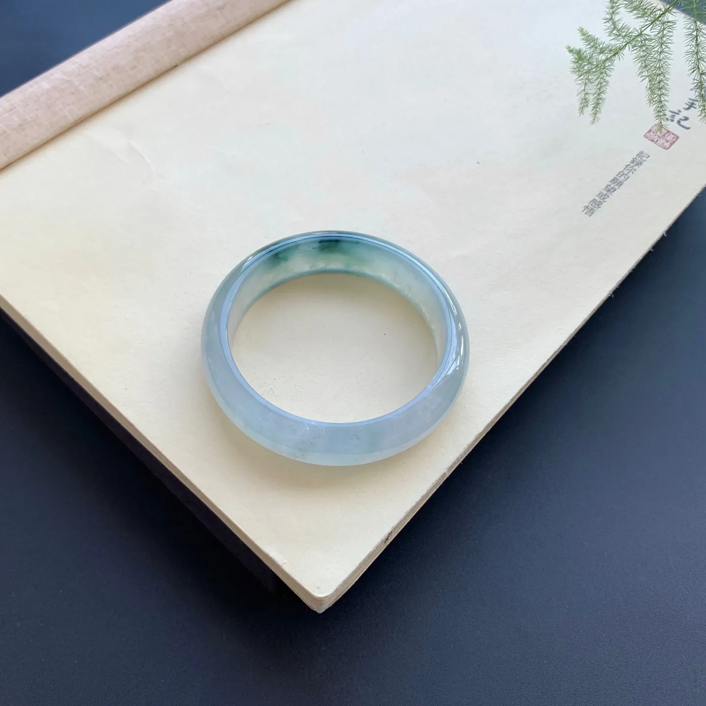 54圈口冰飘花正圈手镯 尺寸：54-13.8-7.3，无纹裂，水润透亮，花色浓郁