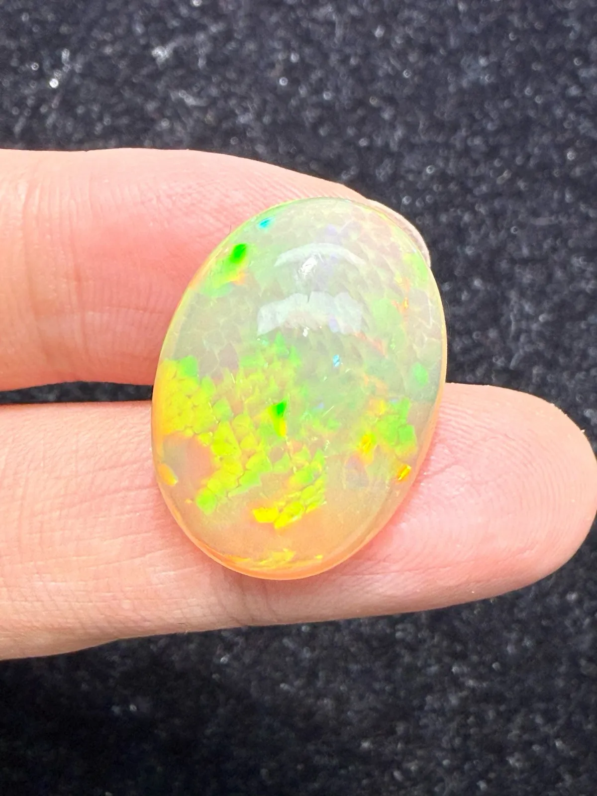 16.34ct天然彩欧泊裸石，原皮，尺寸23.9*17.5*9.3mm，颜色美艳，油画般色彩，火彩足