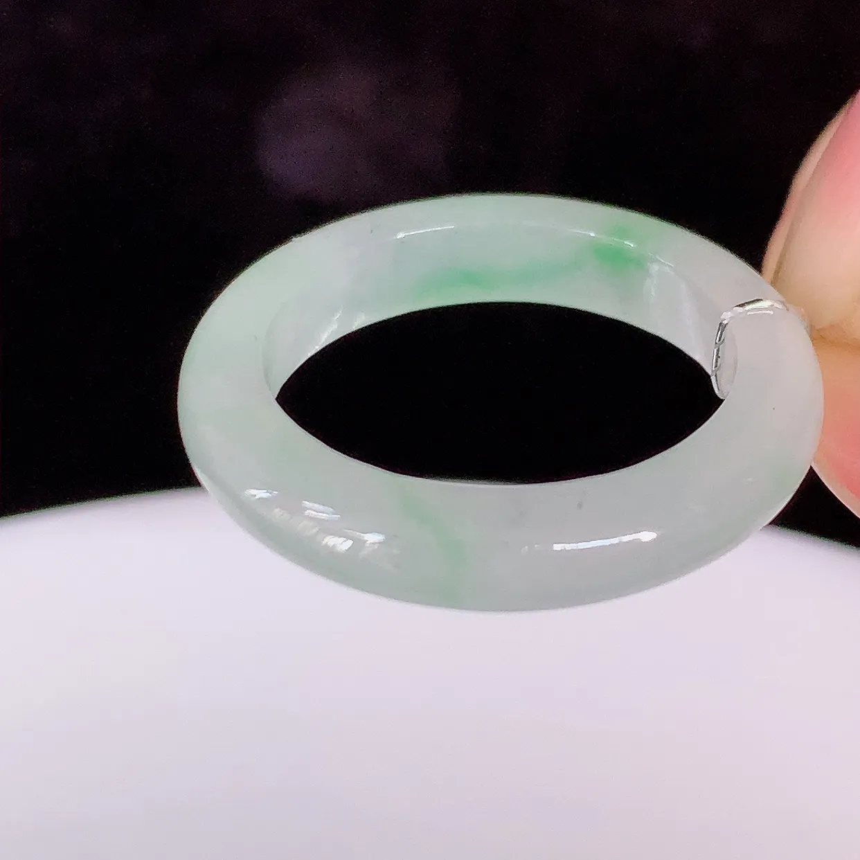 自然光实拍，18.8mm内径冰飘绿翡翠指环，玉戒指，玉质莹润，好精美好冰润的指环，19圈口，上手纤巧！#38.2尺寸18.8-4.3-3.3