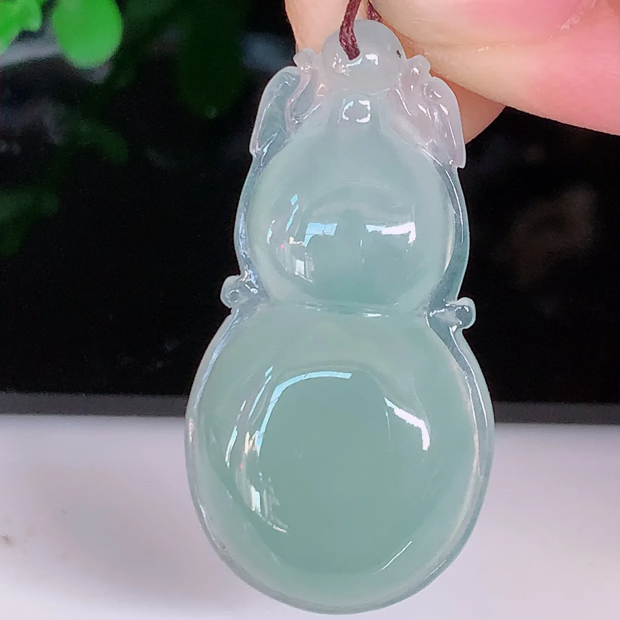 自然光实拍，冰种翡翠葫芦吊坠，葫芦寓意福禄双全，财源滚滚，饱满，清新脱俗，佩戴效果优雅迷人！#57.2