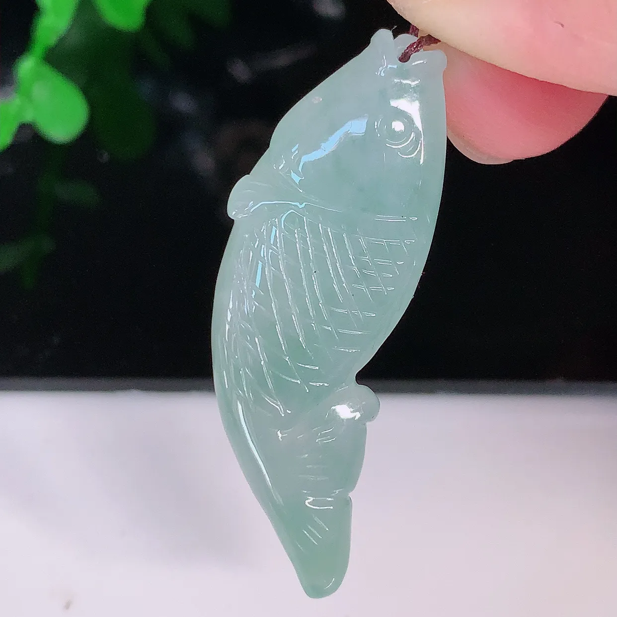 自然光实拍，冰胶翡翠年年有余，自由自在玉吊坠，寓意财源广进，雕工婉约，栩栩如生，佩戴优雅迷人！#05.21
