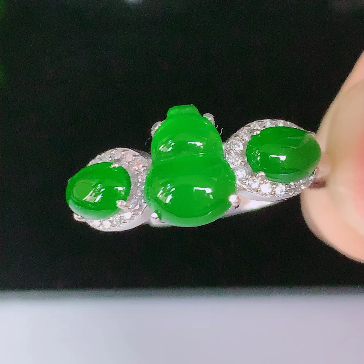 冰透满绿葫芦翡翠925银镶嵌戒指，自然光实拍，翠色灵动，颜色漂亮，种老水足，品相佳，佩戴佳品！#97.2（圈口可调大小）整体24*17.5*5.2裸石8.5*6