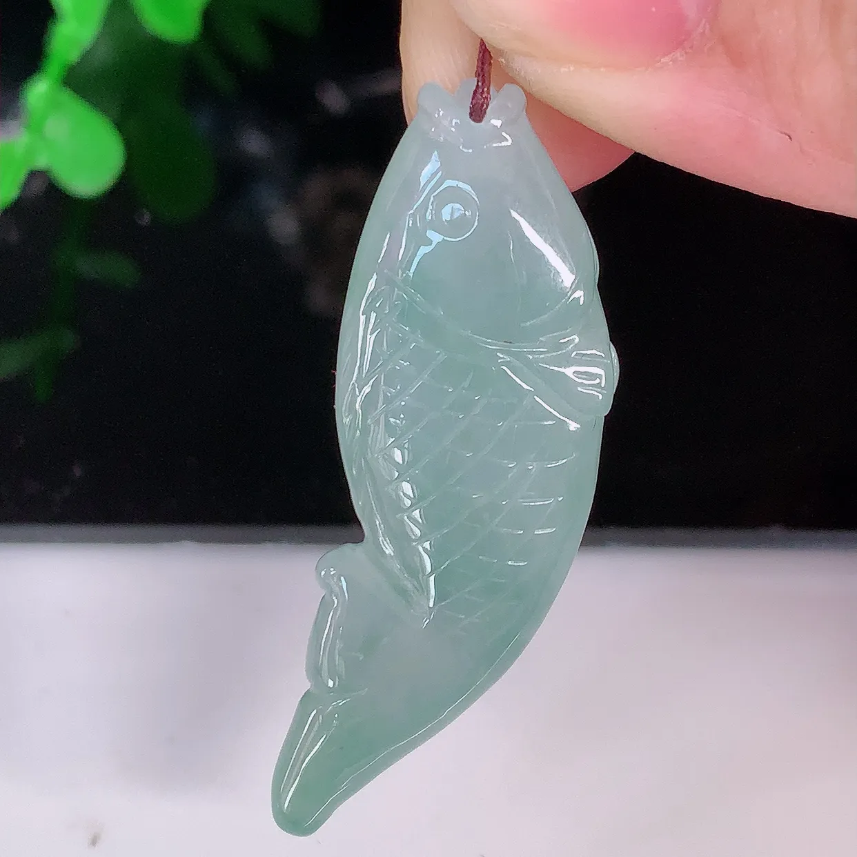 自然光实拍，冰胶翡翠年年有余，自由自在玉吊坠，寓意财源广进，雕工婉约，栩栩如生，佩戴优雅迷人！#05.21