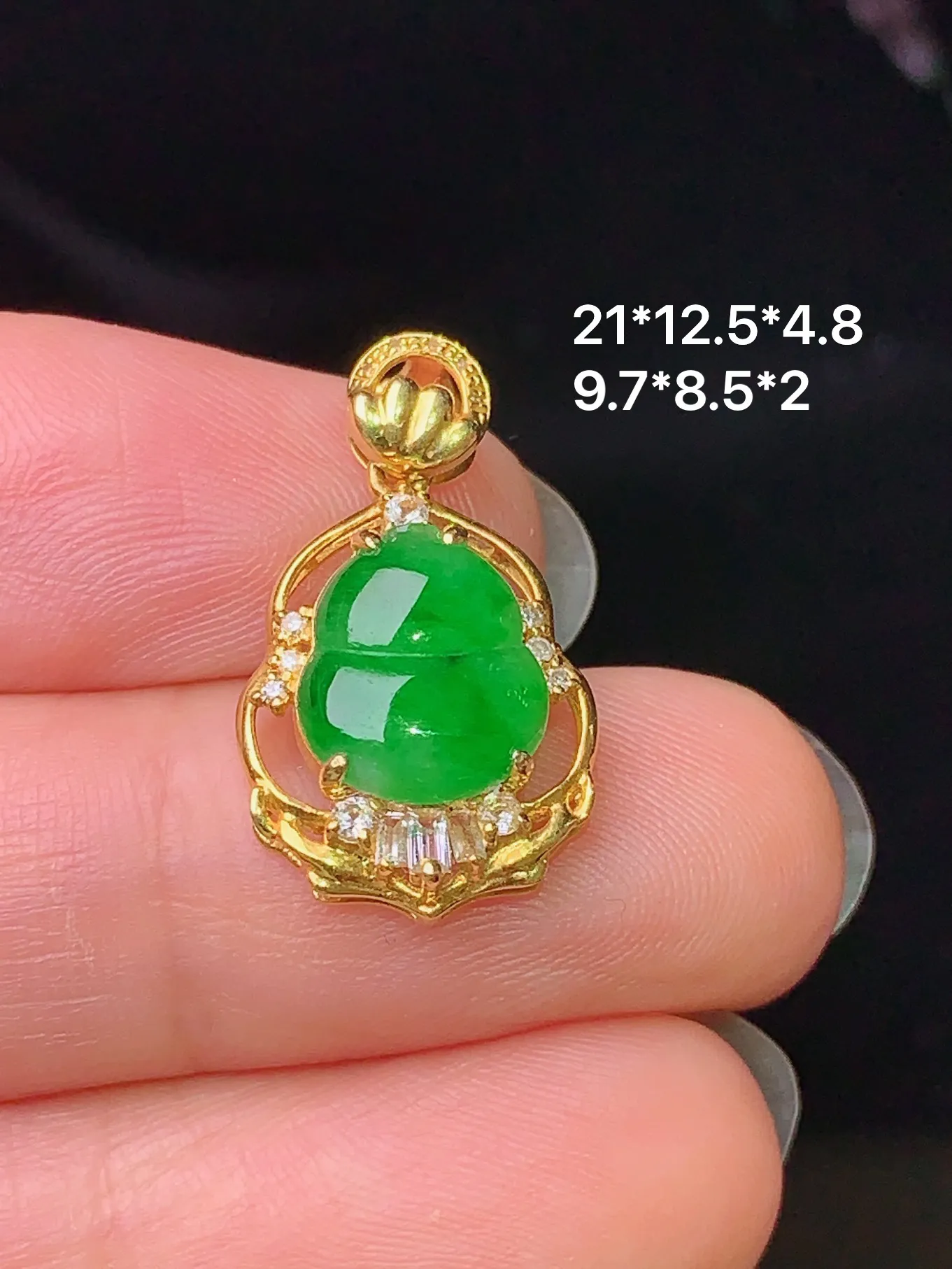 18k金钻镶嵌满绿葫芦吊坠 玉质细腻 色泽清新艳丽 整体尺寸21*12.5*4.8