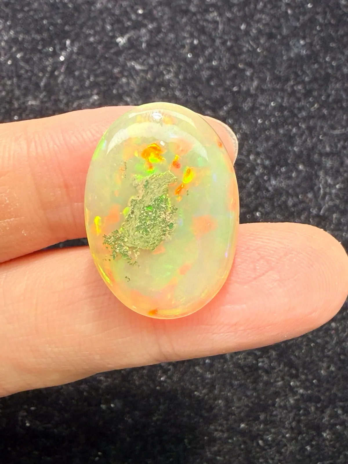 16.34ct天然彩欧泊裸石，原皮，尺寸23.9*17.5*9.3mm，颜色美艳，油画般色彩，火彩足。