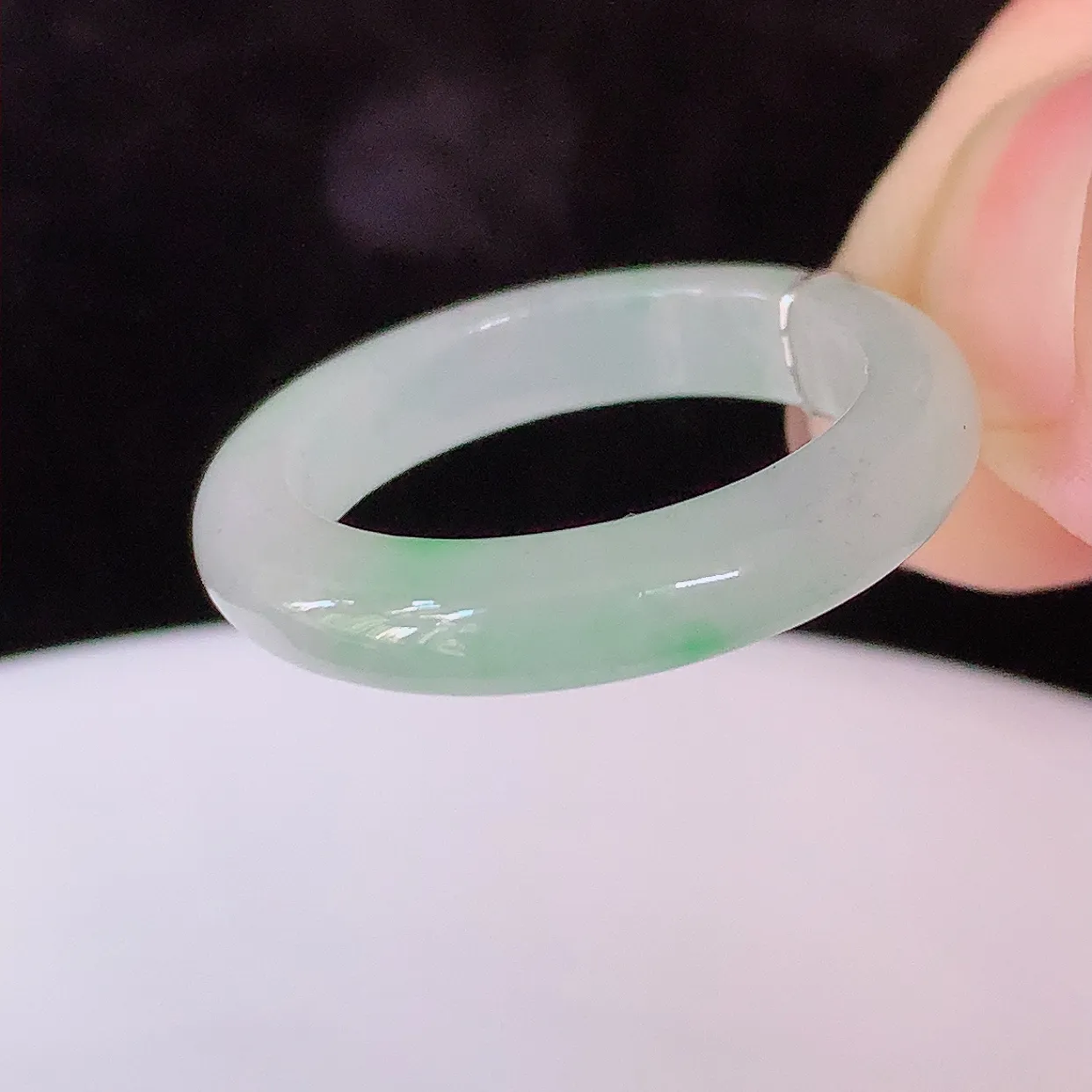 自然光实拍，18.8mm内径冰飘绿翡翠指环，玉戒指，玉质莹润，好精美好冰润的指环，19圈口，上手纤巧！#38.2尺寸18.8-4.3-3.3