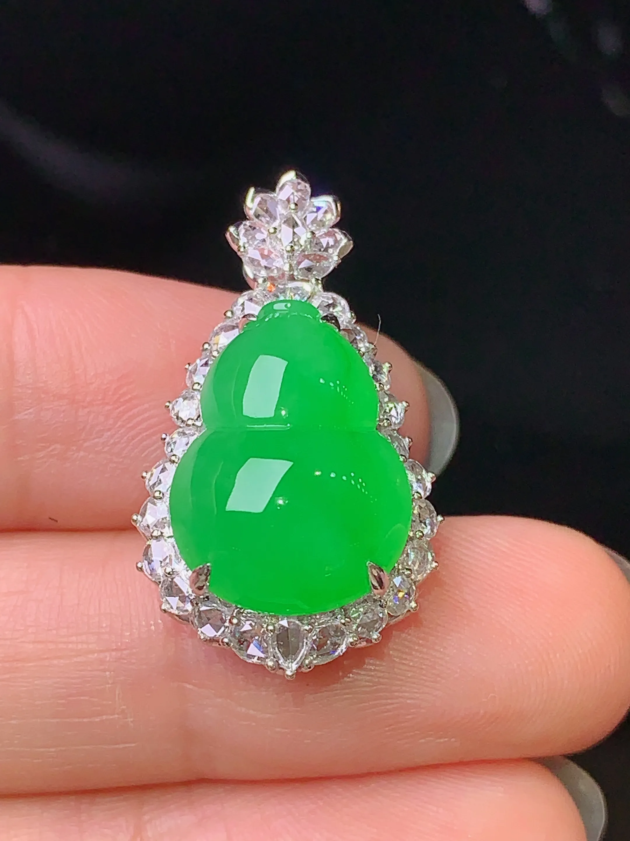 18k金钻镶嵌满绿葫芦吊坠 玉质细腻 色泽清新艳丽 整体尺寸28*15.7*11.7