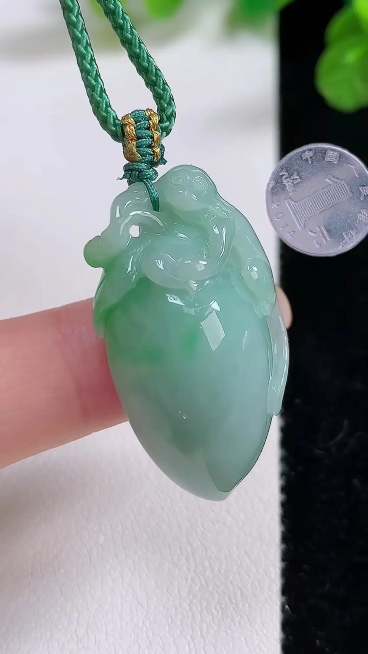 缅甸天然翡翠a货 老坑料起胶冰润 飘绿灵猴献瑞 福瓜吊坠，尺寸33-19-11mm  y 9.92