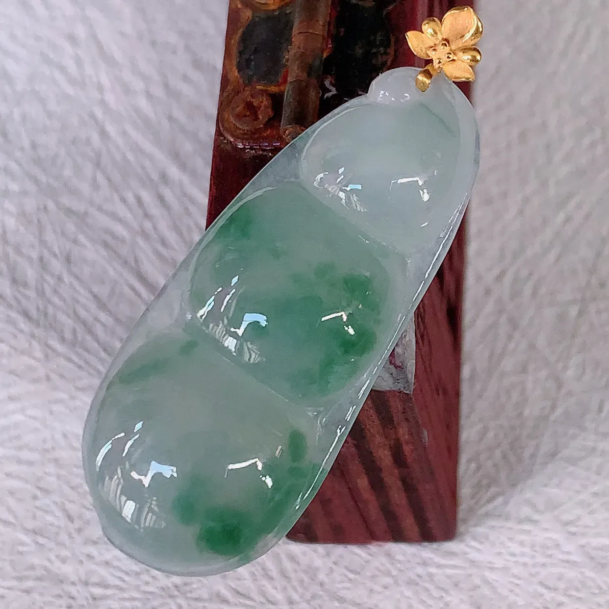 自然光实拍，18K金镶嵌冰种飘花翡翠四季豆吊坠，平安豆福豆玉坠，冰润通透，豆粒饱满，寓意：豆蔻年华！#38.2整体41.5裸石36.5*15.8*5.6