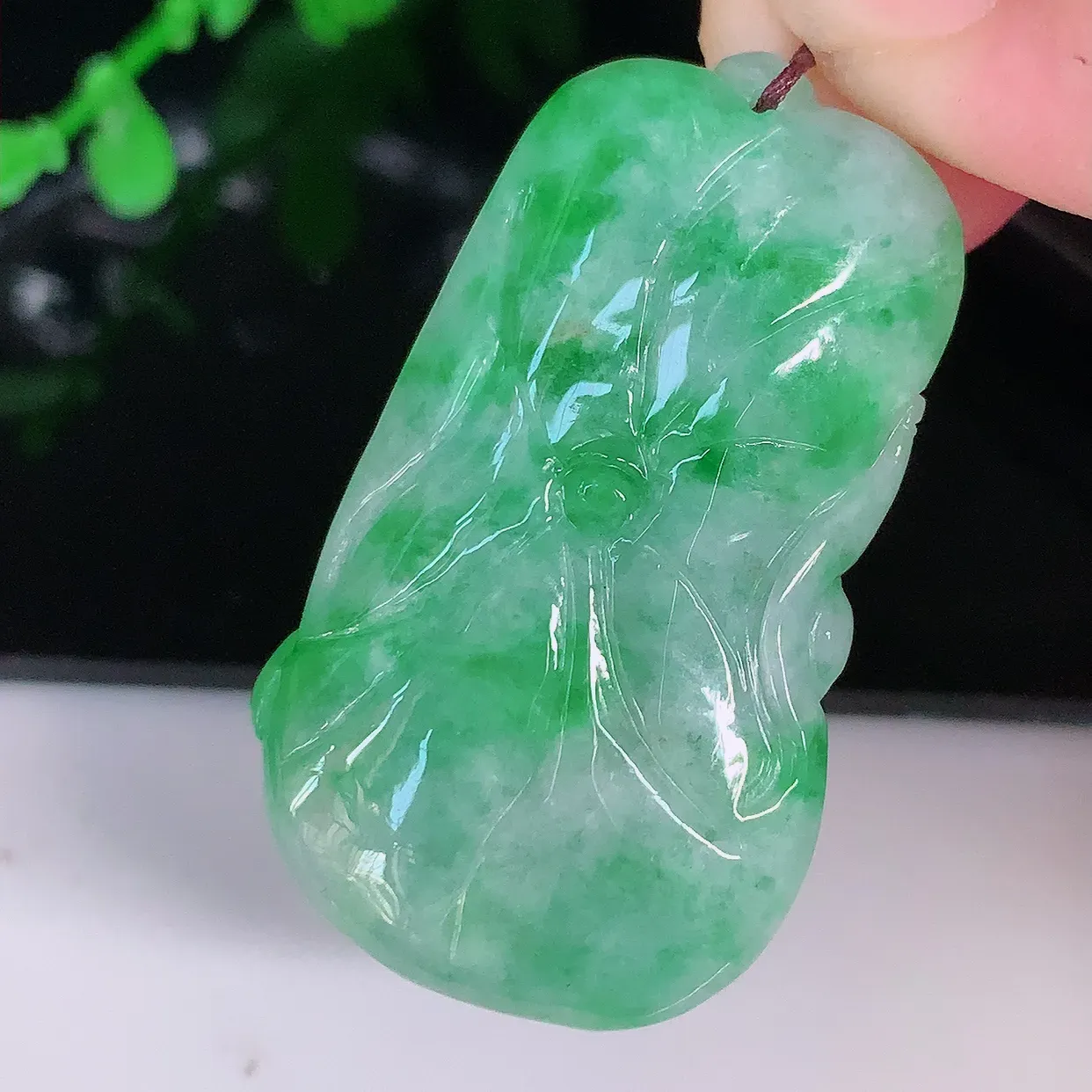 自然光实拍，冰润飘绿翡翠荷叶鱼、年年有余玉吊坠，寓意财源广进，雕工婉约，栩栩如生，佩戴优雅迷人！#05.2