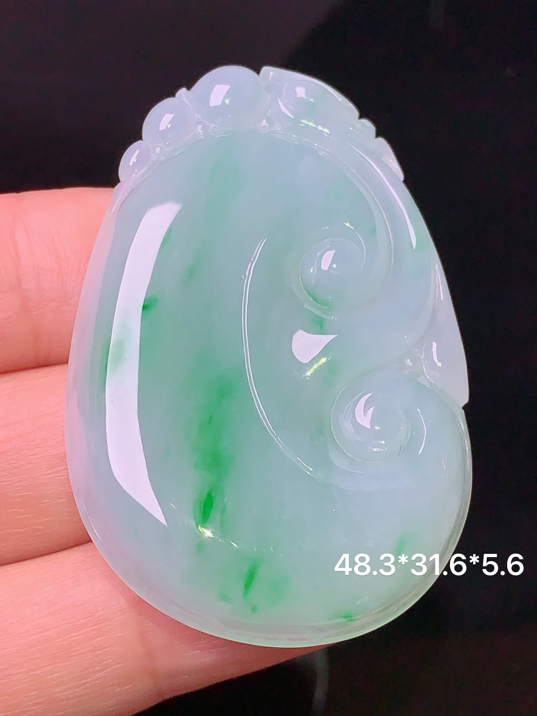 飘绿如意 玉质细腻 色泽艳丽 整体尺寸48.3*31.6*5.6