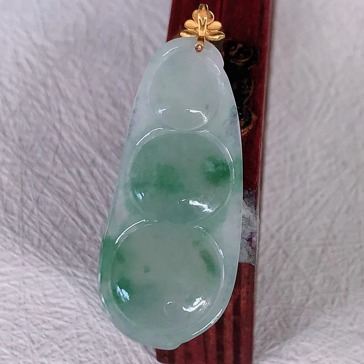 自然光实拍，18K金镶嵌冰种飘花翡翠四季豆吊坠，平安豆福豆玉坠，冰润通透，豆粒饱满，寓意：豆蔻年华！#38.2整体41.5裸石36.5*15.8*5.6