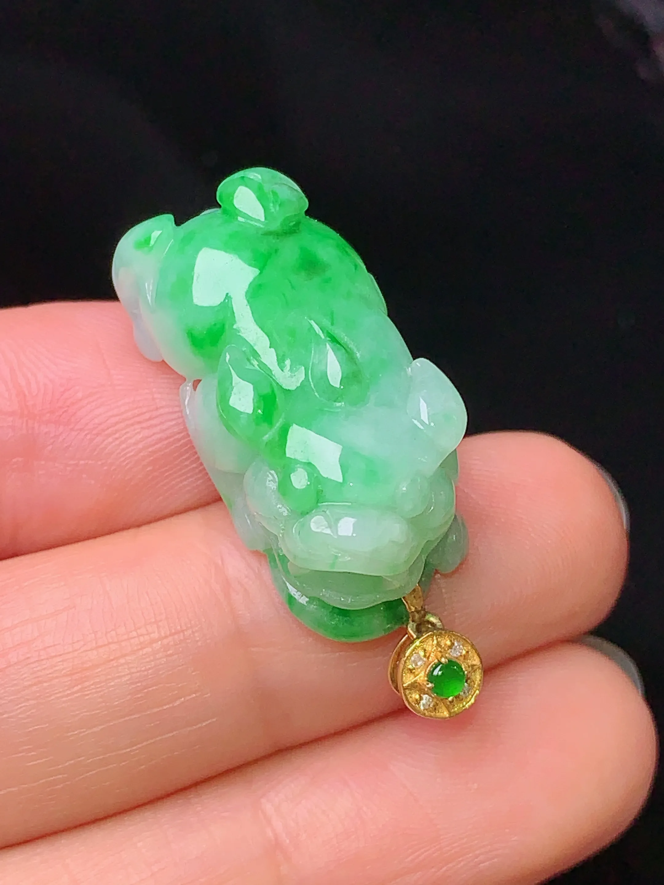18k金镶嵌翠绿貔貅吊坠 玉质细腻 色泽清新艳丽 整体尺寸25.8*12.2*10
